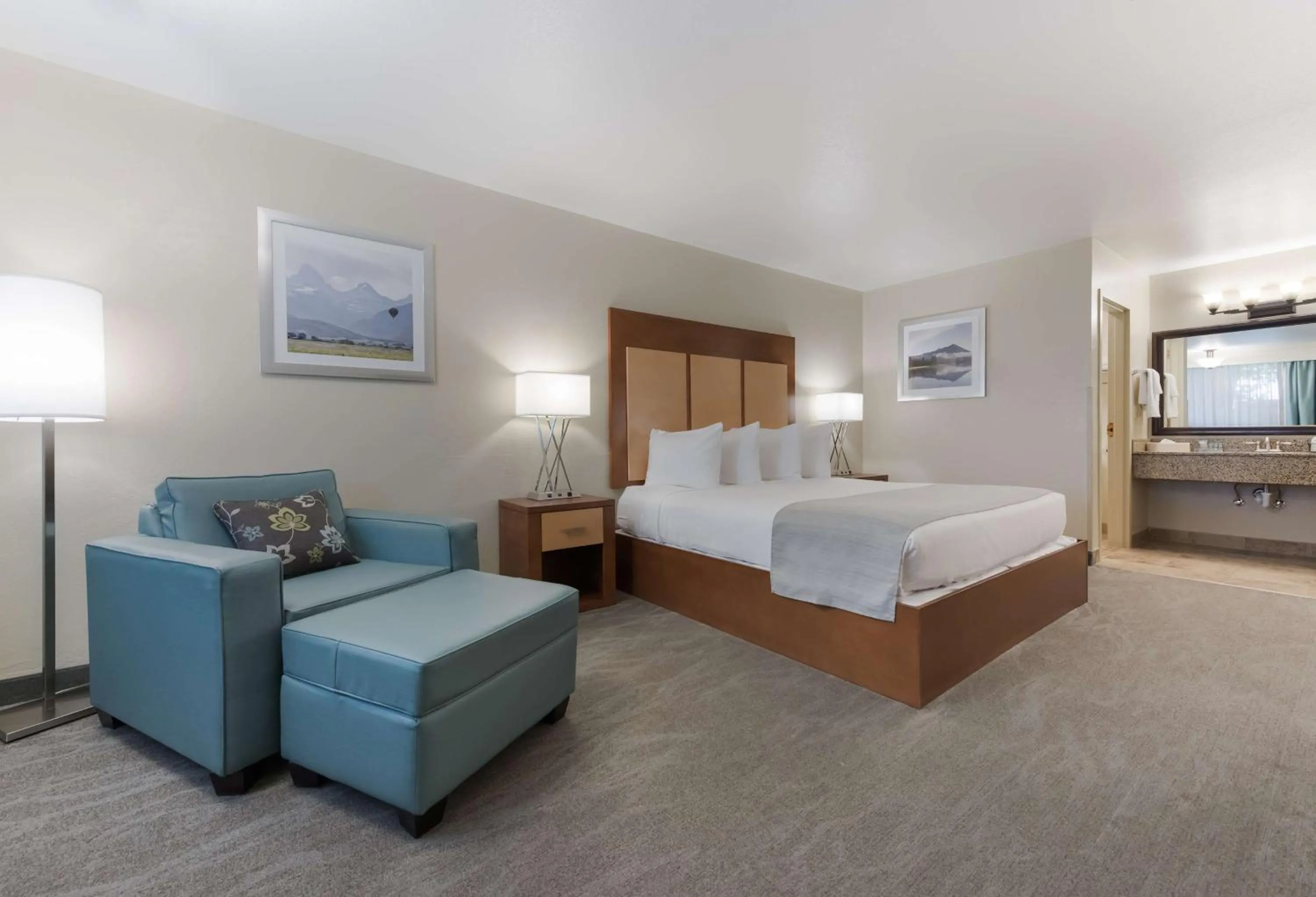 Poolside King Room - Non-Smoking in Best Western Foothills Inn