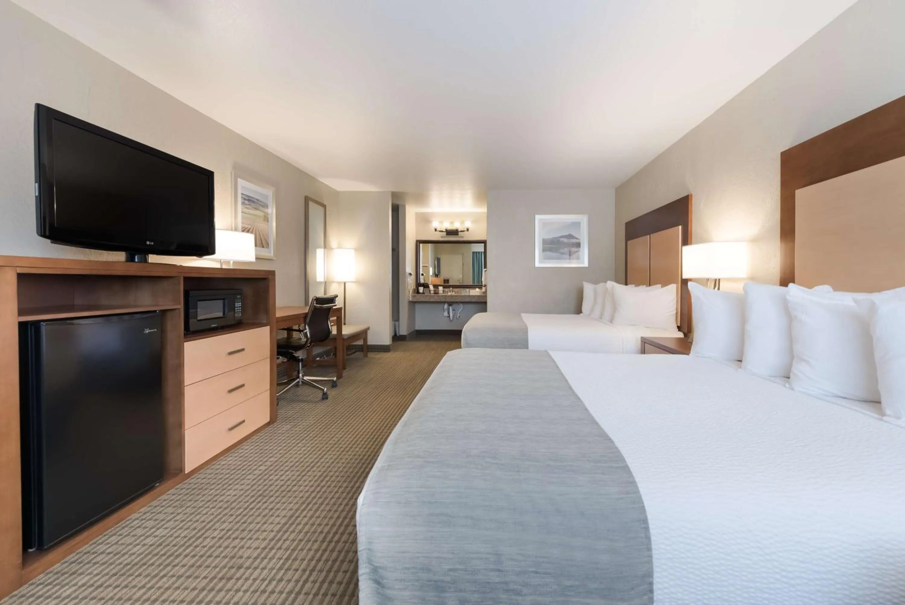 Queen Room with Two Queen Beds and Roll-In Shower - Mobility Accessible in Best Western Foothills Inn