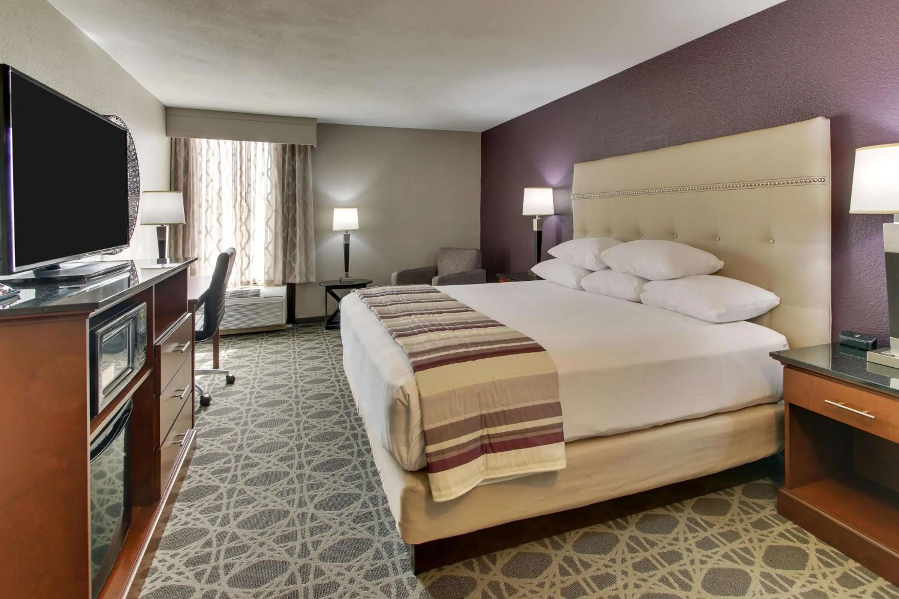 Deluxe King Room in Drury Inn & Suites Poplar Bluff