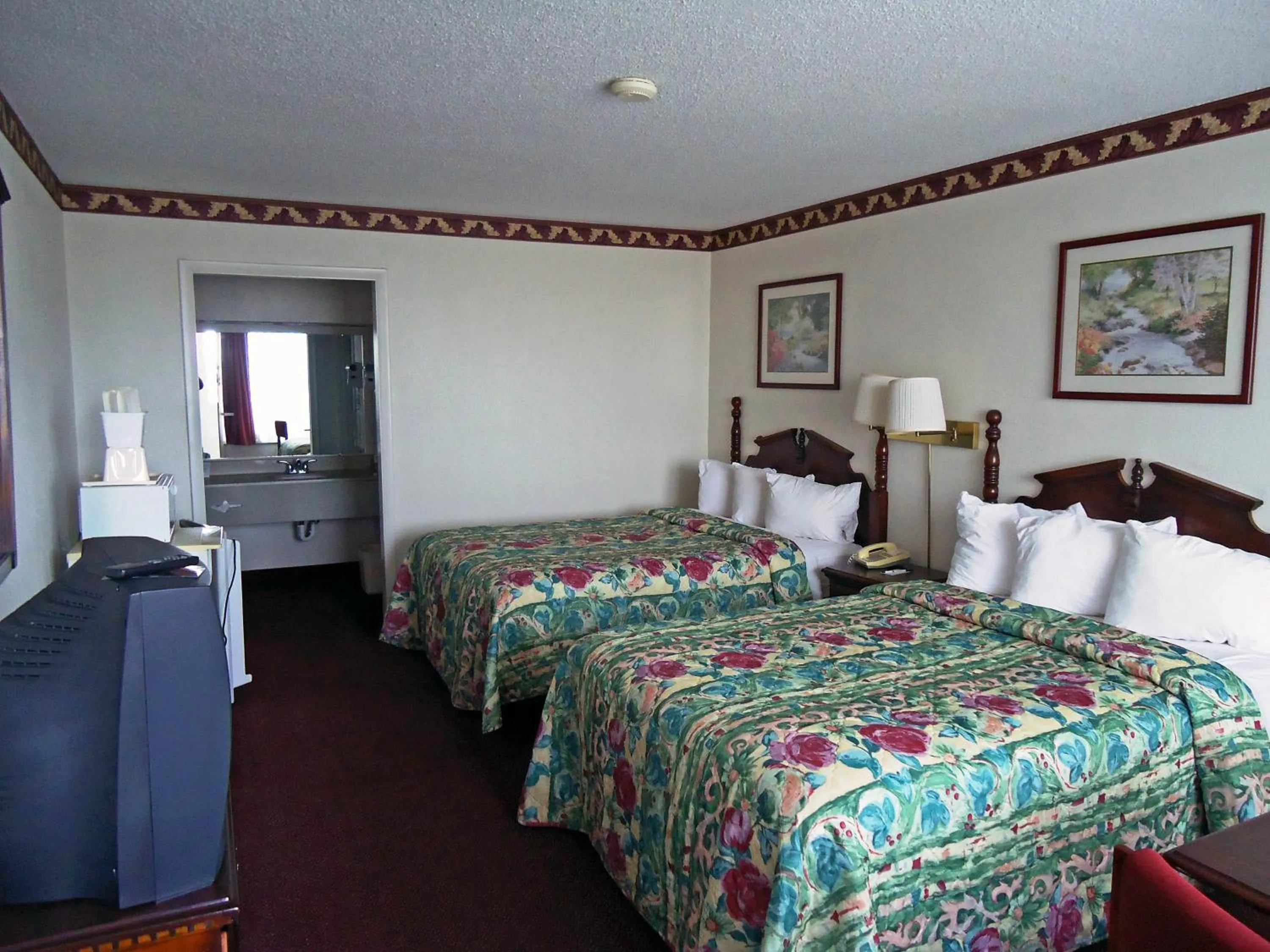 Quadruple Room - Smoking in Motel 6-Troy, OH