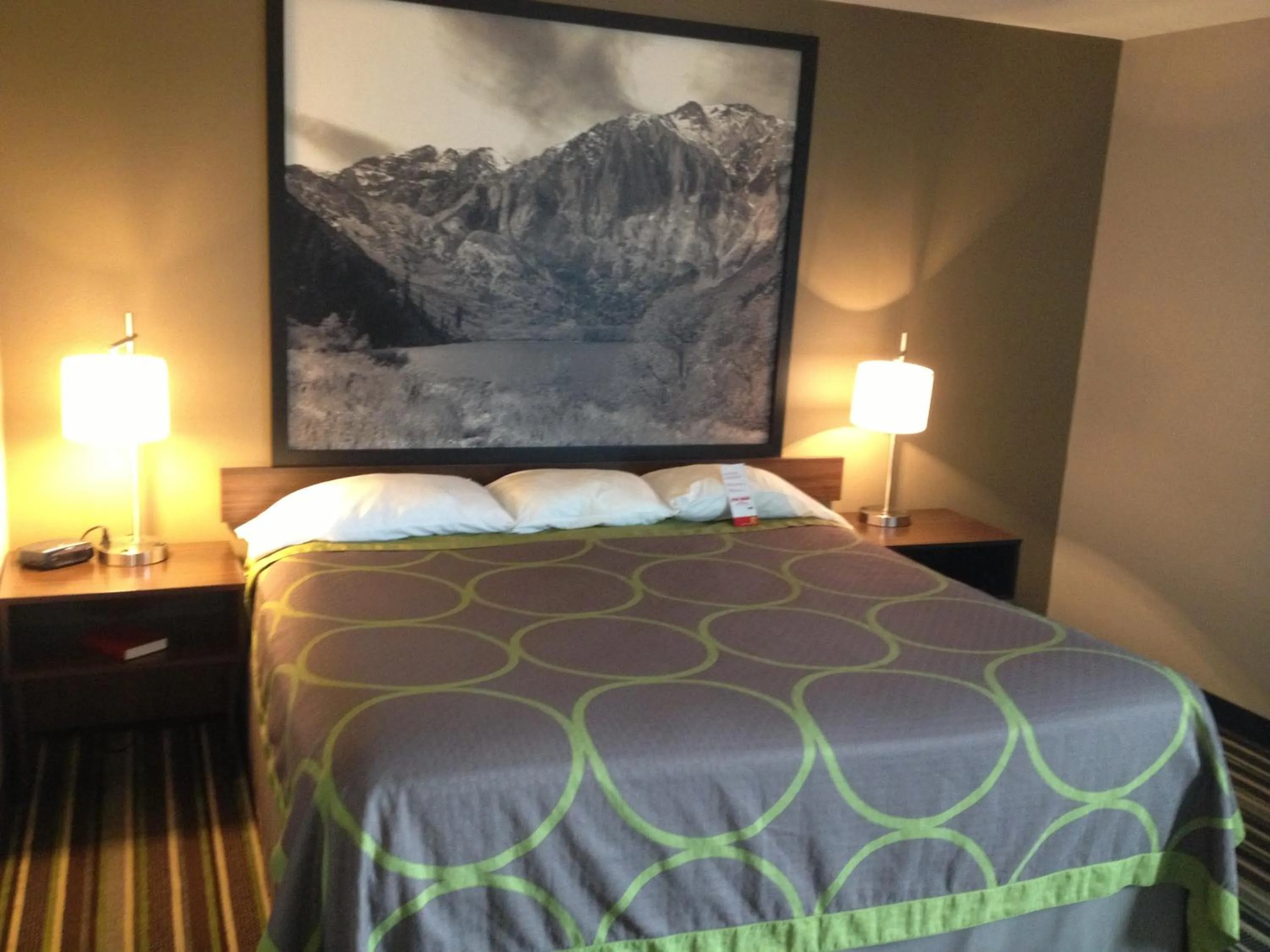1 King Bed, Deluxe Mobility Accessible Room, Jetted Tub, Non-Smoking in Super 8 by Wyndham Pocatello