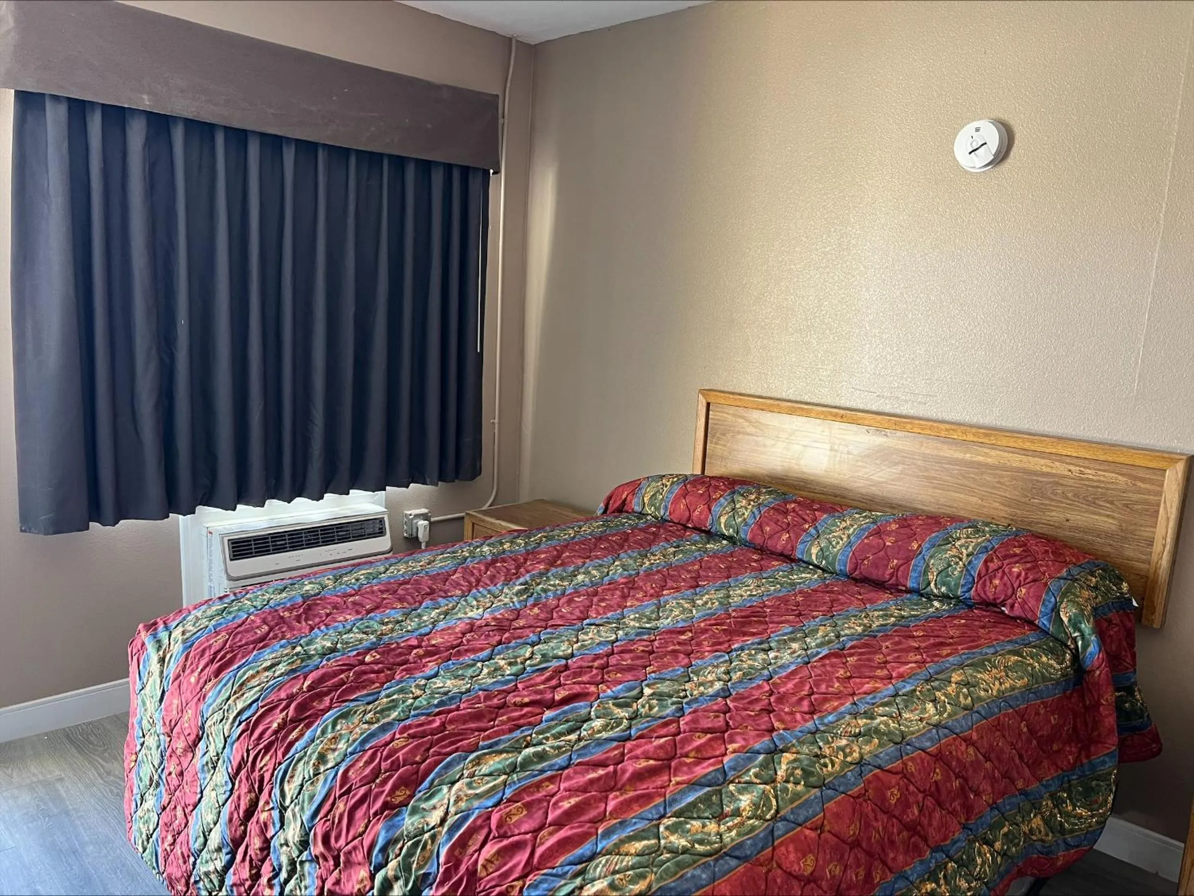 Queen Room in Carl's Motel