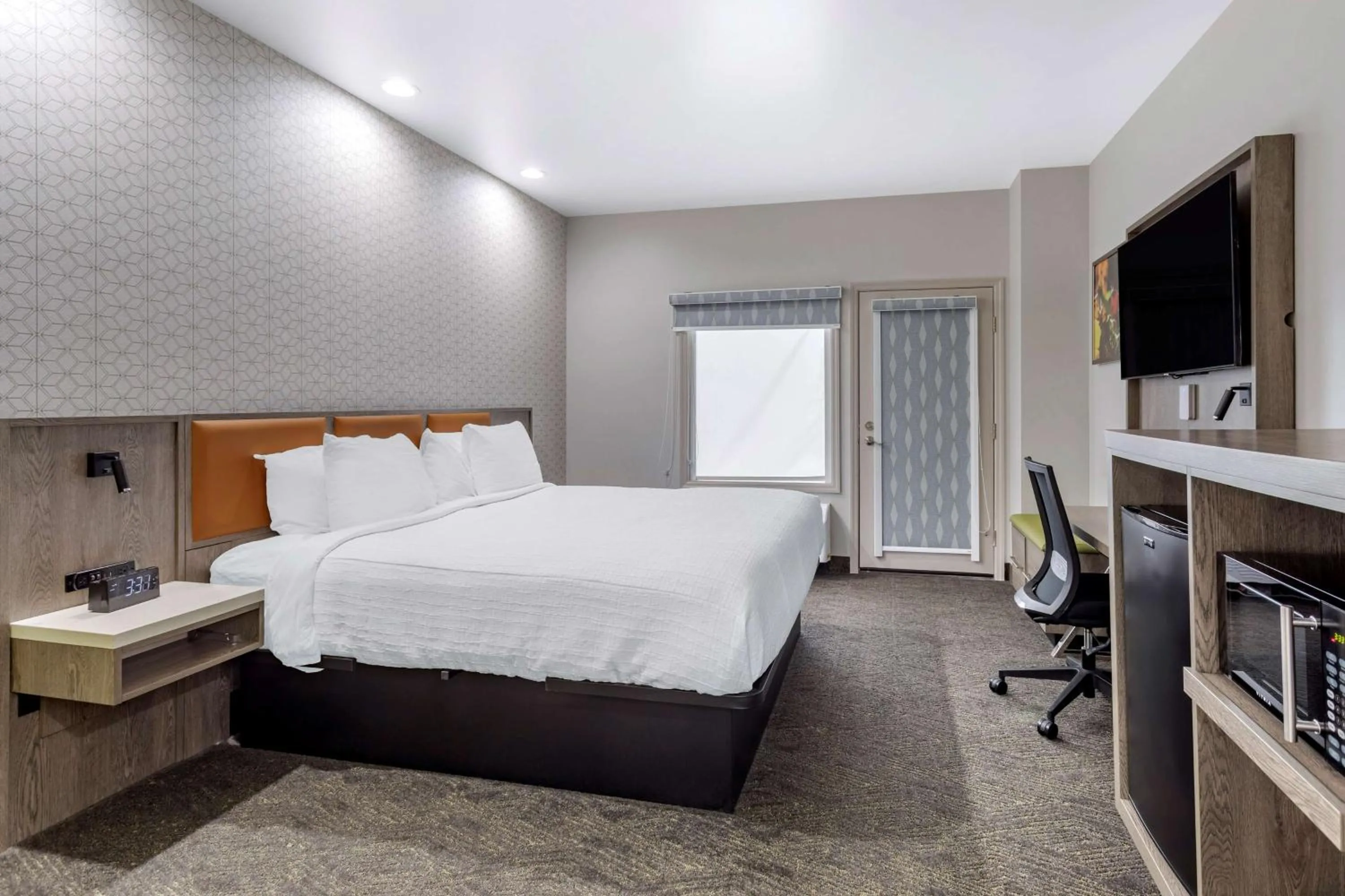 King Room with Mobility Accessible Tub and Sofa Bed in Best Western Plus Apple Valley Lodge Pigeon Forge