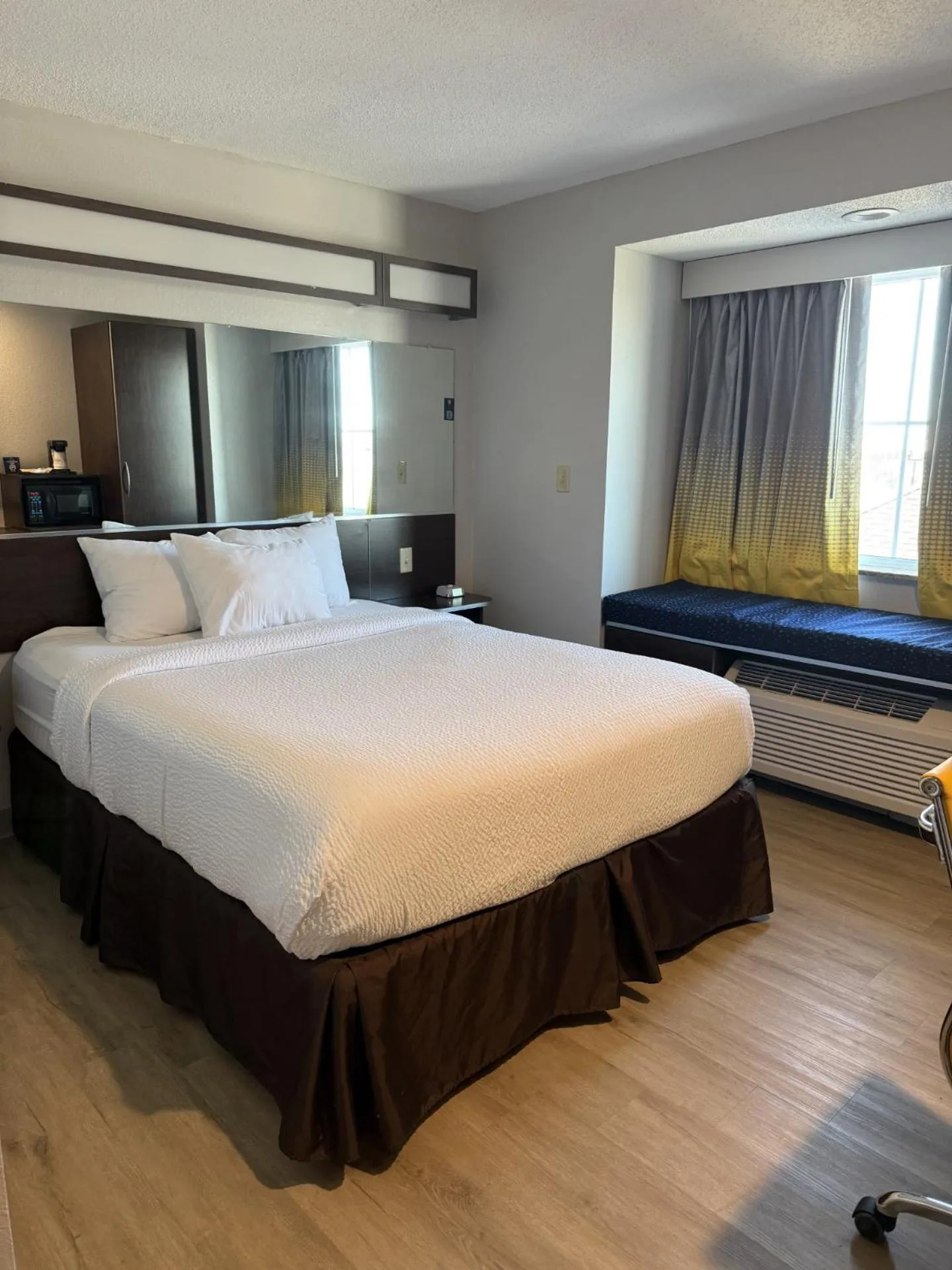 Queen Room - Non-Smoking in Microtel Inn & Suites by Wyndham Wheeling at The Highlands