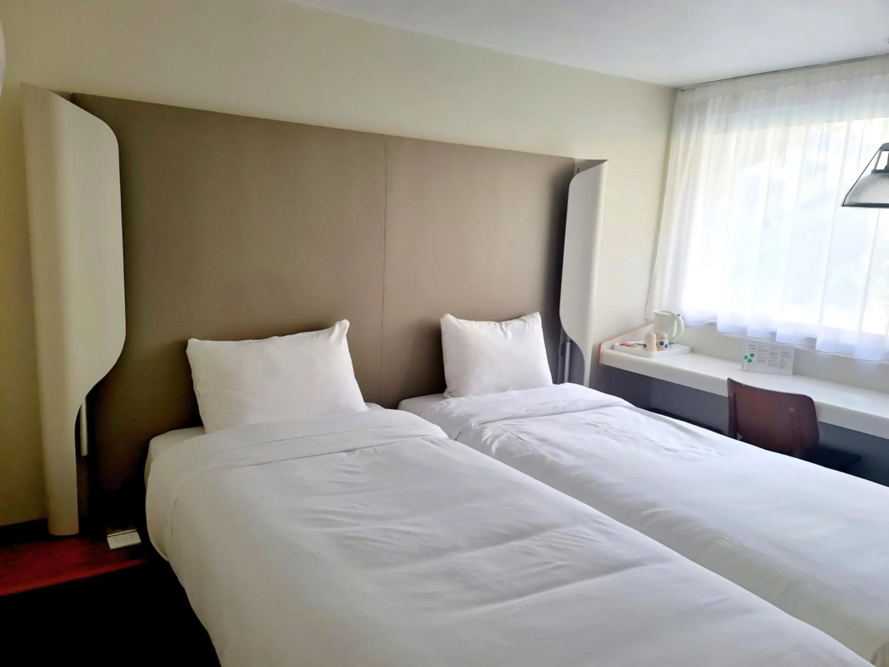 Standard Twin Room in Campanile Hotel Chantilly