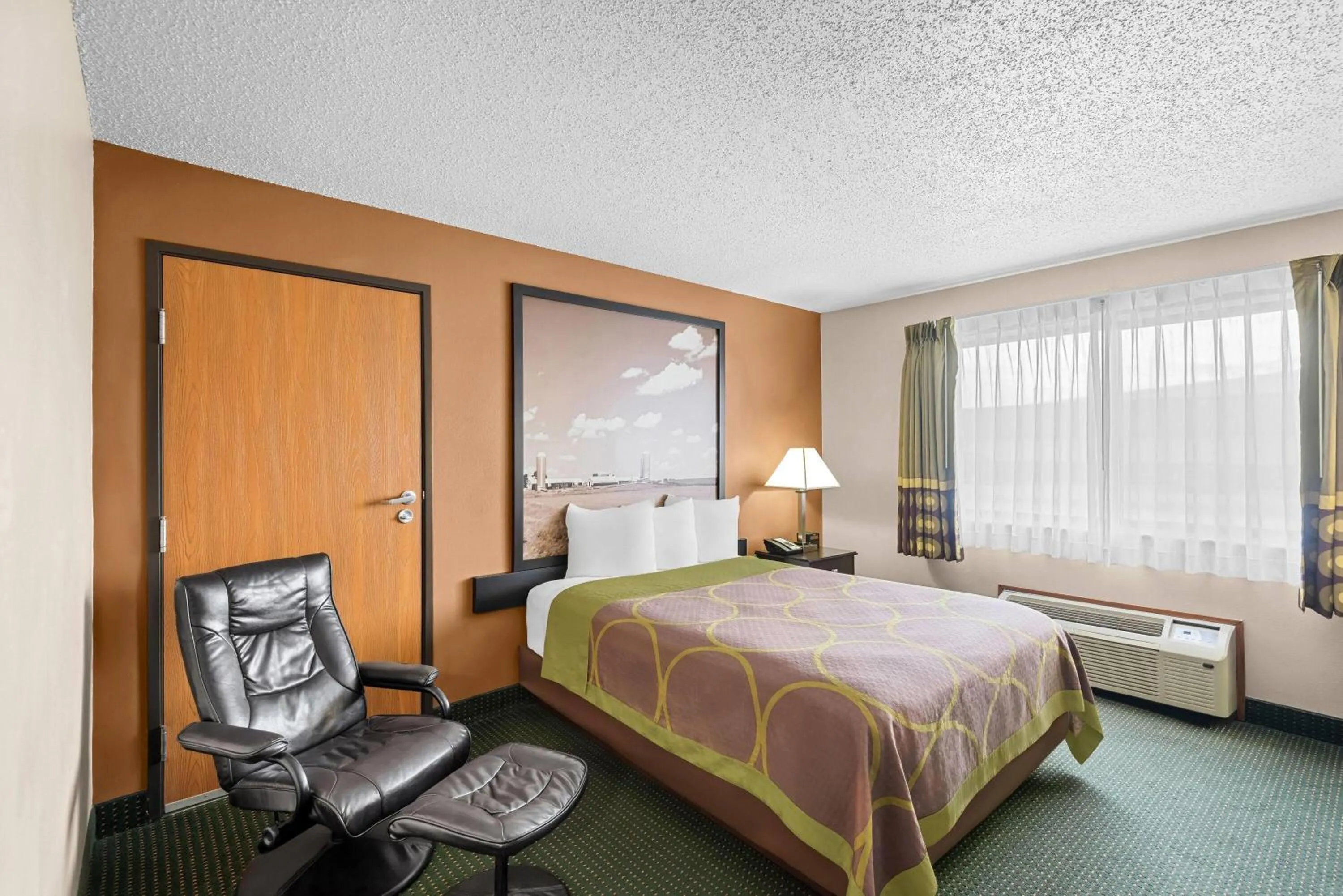 Queen Room - Disability Access - Non-Smoking in Super 8 by Wyndham Jefferson