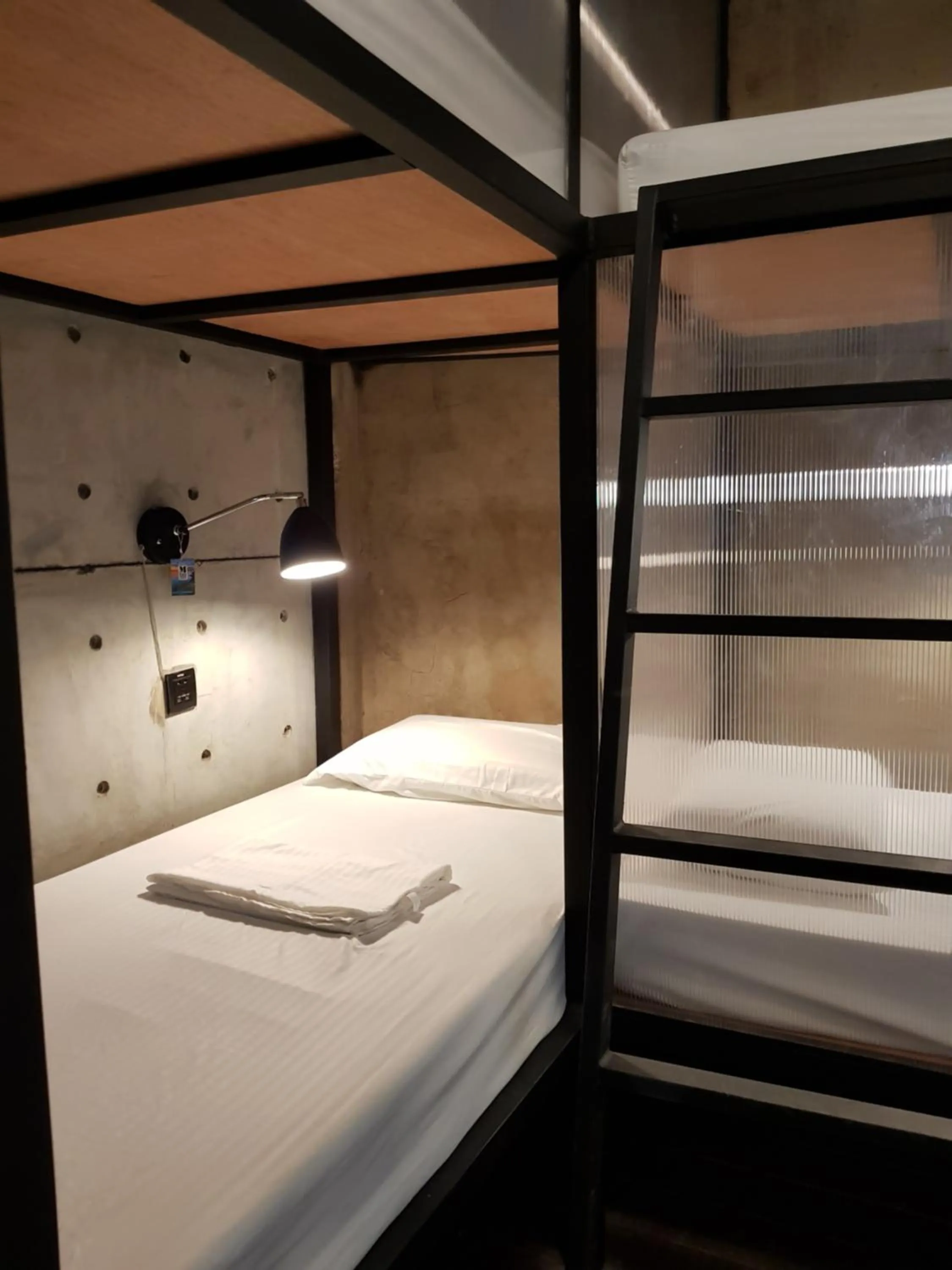 Bed in 8-Bed Dormitory Room in The Flying Fish Hostel Cebu