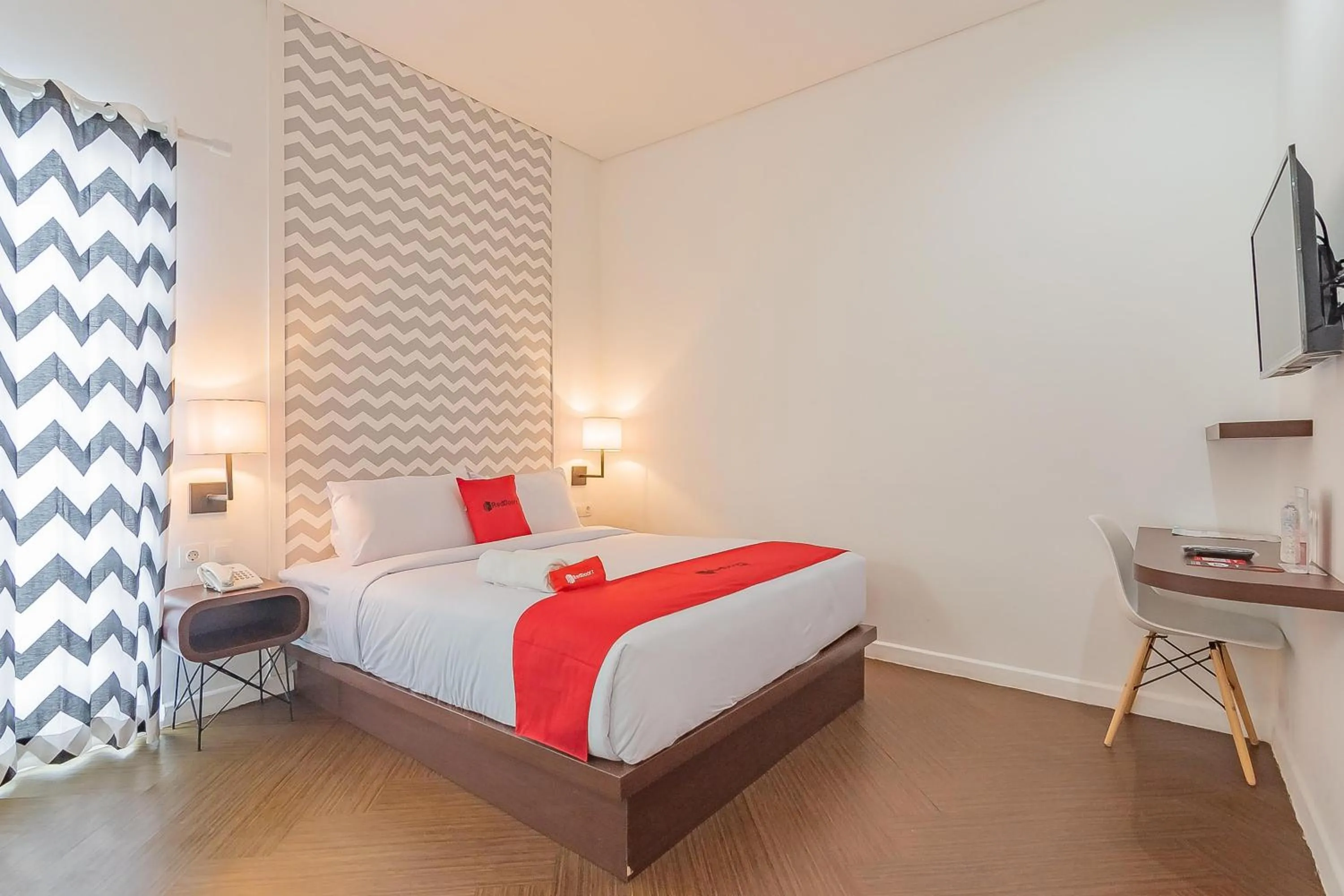 Deluxe Room in RedDoorz Premium @ Hotel Hebat