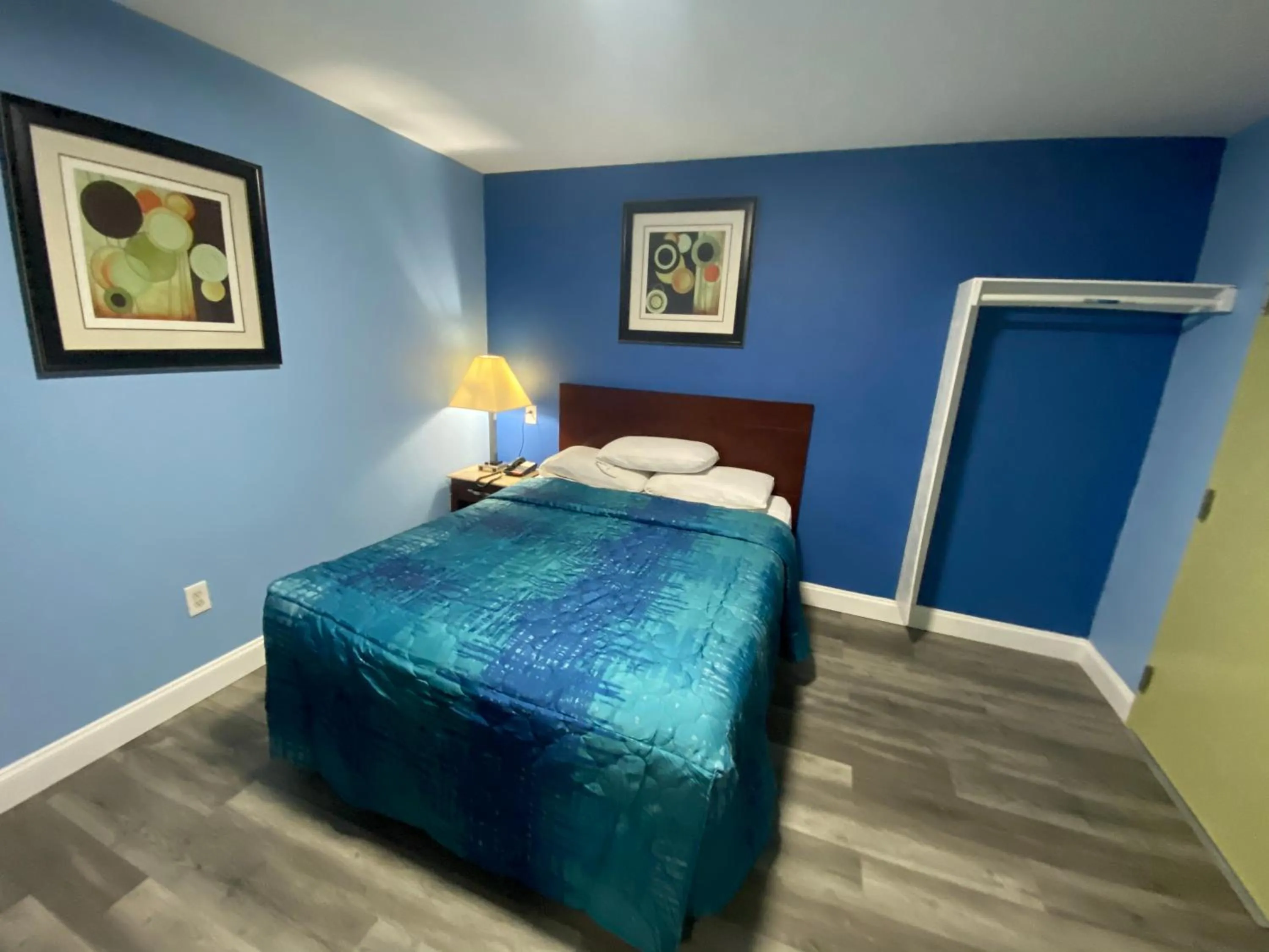 Queen Room - Non-Smoking in Red Carpet Inn & Suites Wrightstown