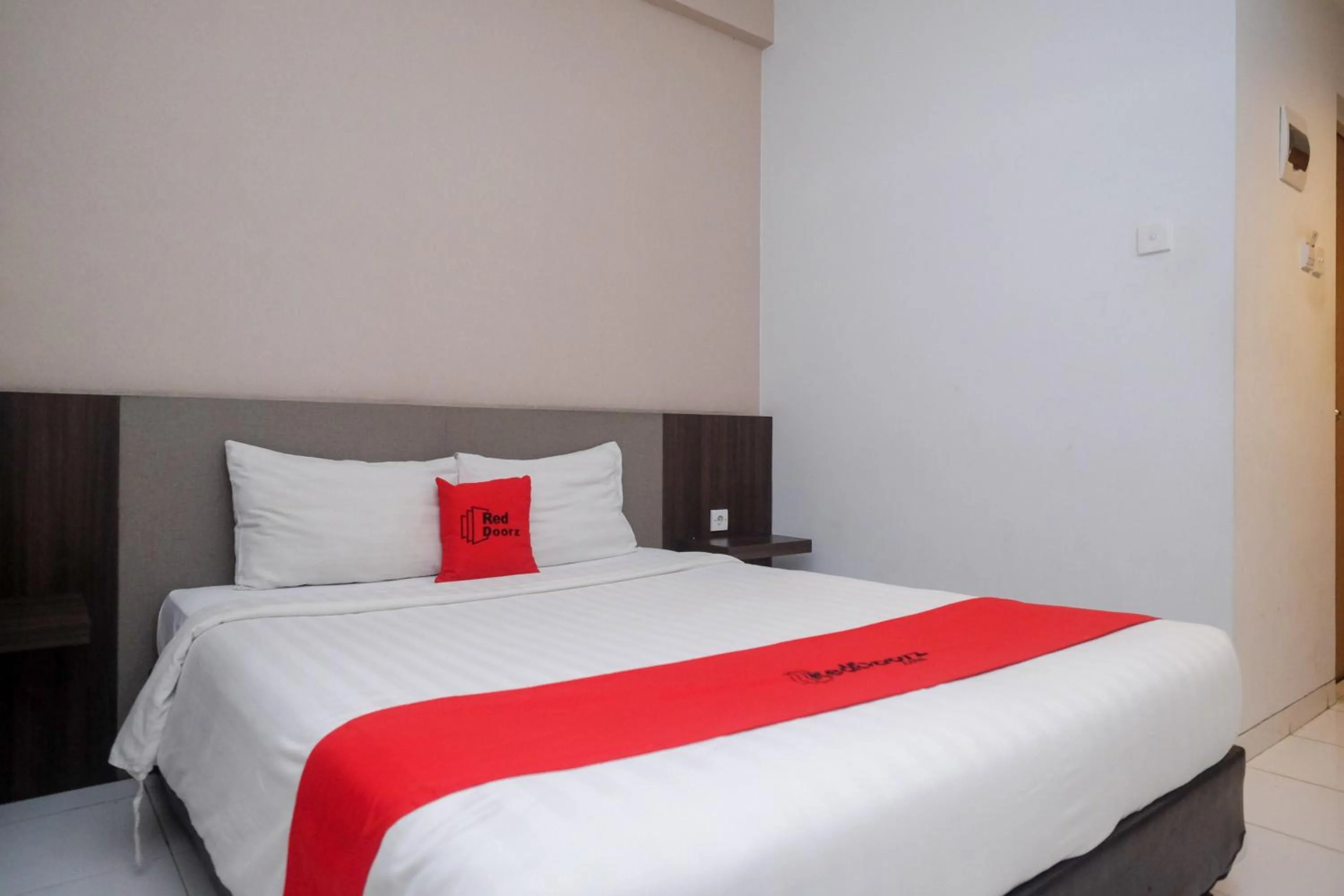 Double Room in RedDoorz Apartment near Exit Toll Colomadu