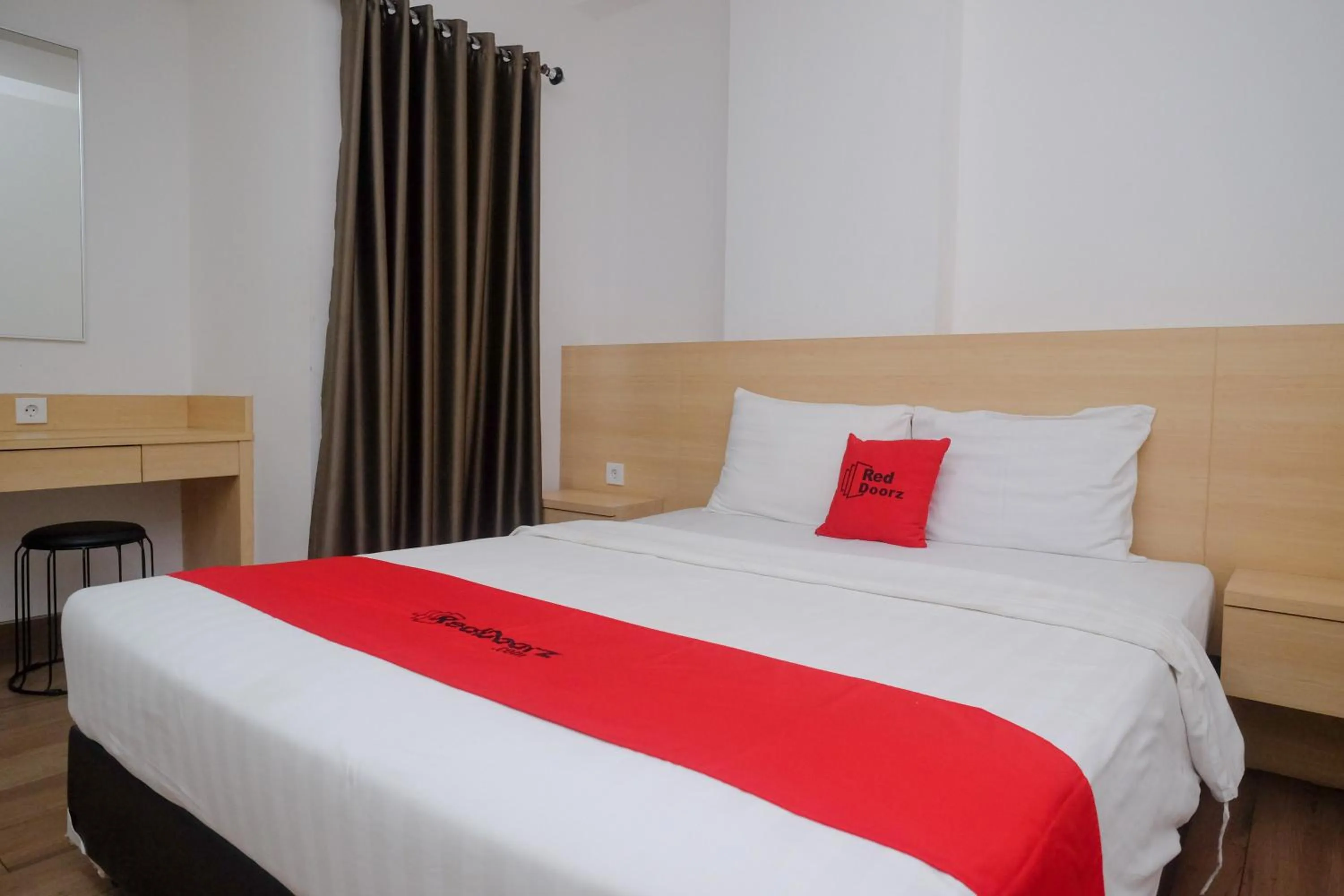 Deluxe Room in RedDoorz Apartment near Exit Toll Colomadu