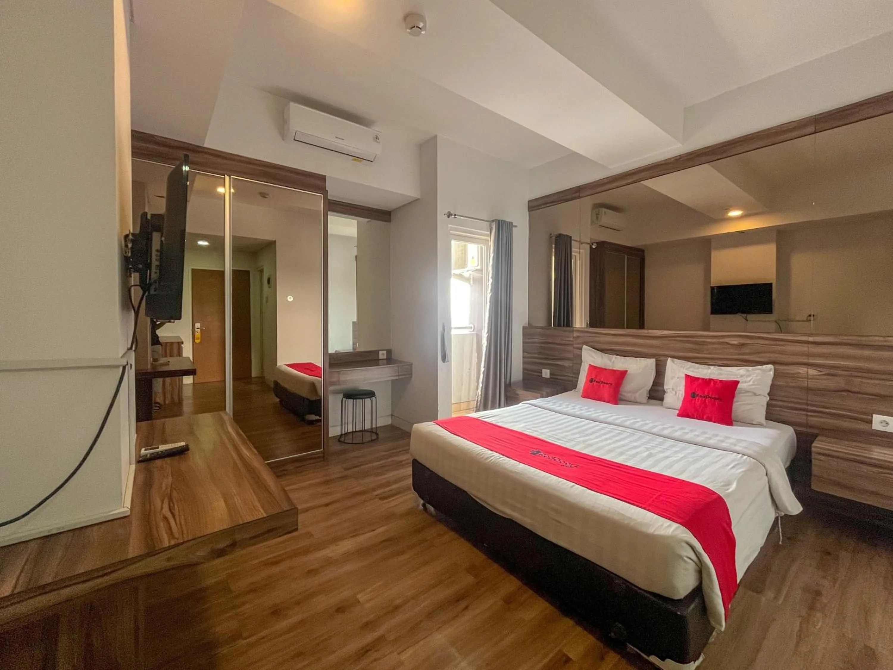 Superior Double Room in RedDoorz Apartment near Exit Toll Colomadu