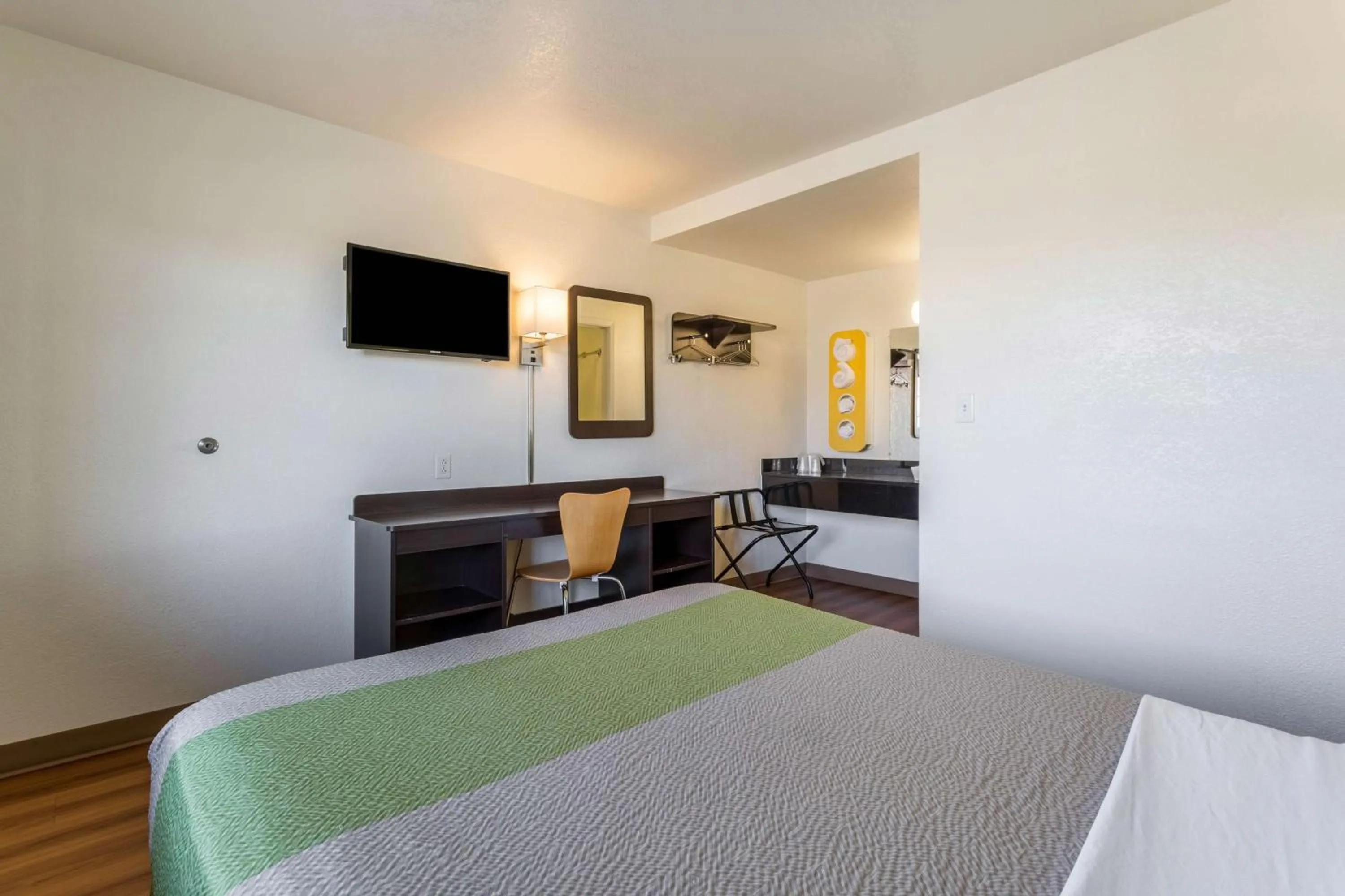 Queen Room - single occupancy - Non-Smoking in Studio 6-El Paso, TX - East
