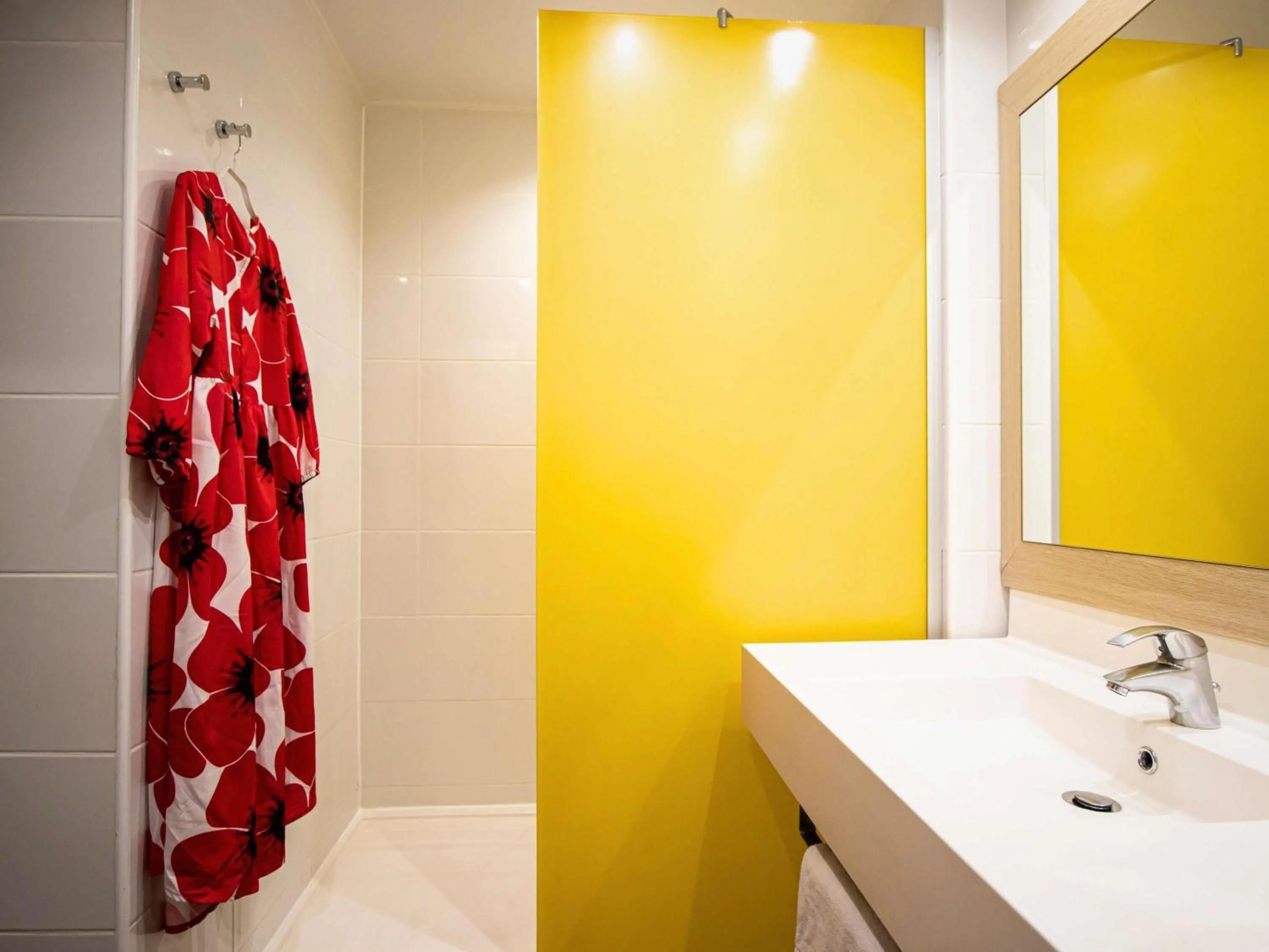 Standard Twin Room in ibis Styles Honfleur Centre Historique