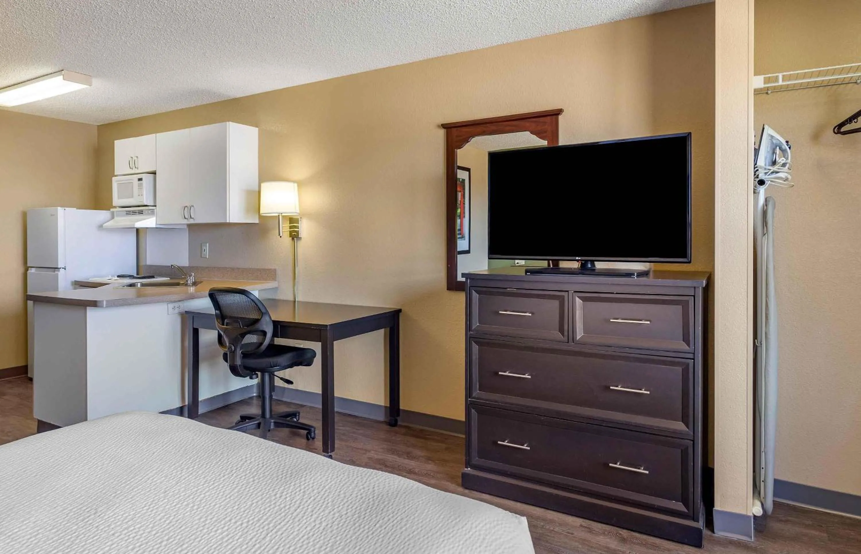 Queen studio with 1 Queen Bed - Disability Access/Non-Smoking in Extended Stay America Suites - Houston - Westchase - Richmond