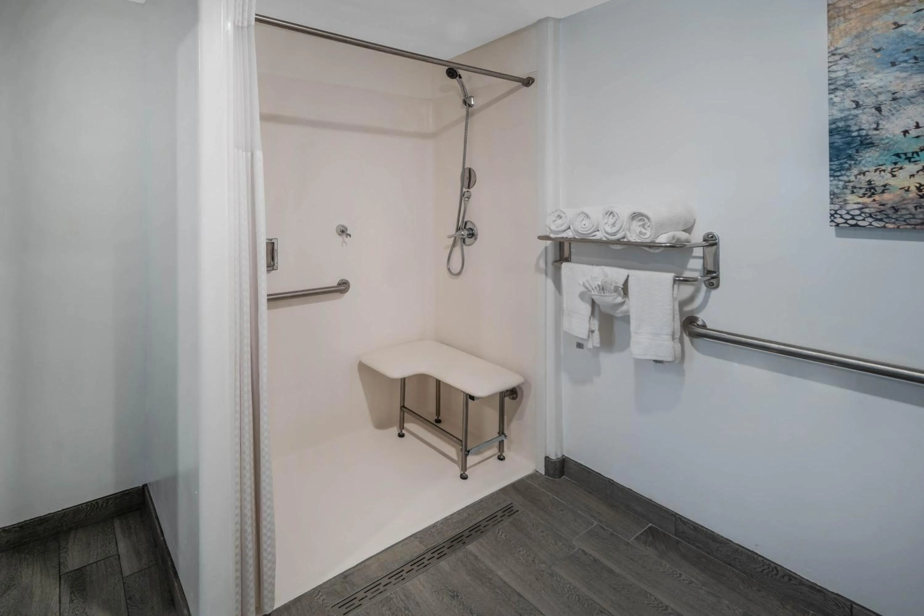 1 Queen Bed, Mobility/Hearing Impaired Accessible Studio Suite, Non-Smoking in Days Inn by Wyndham Galt - Elk Grove South