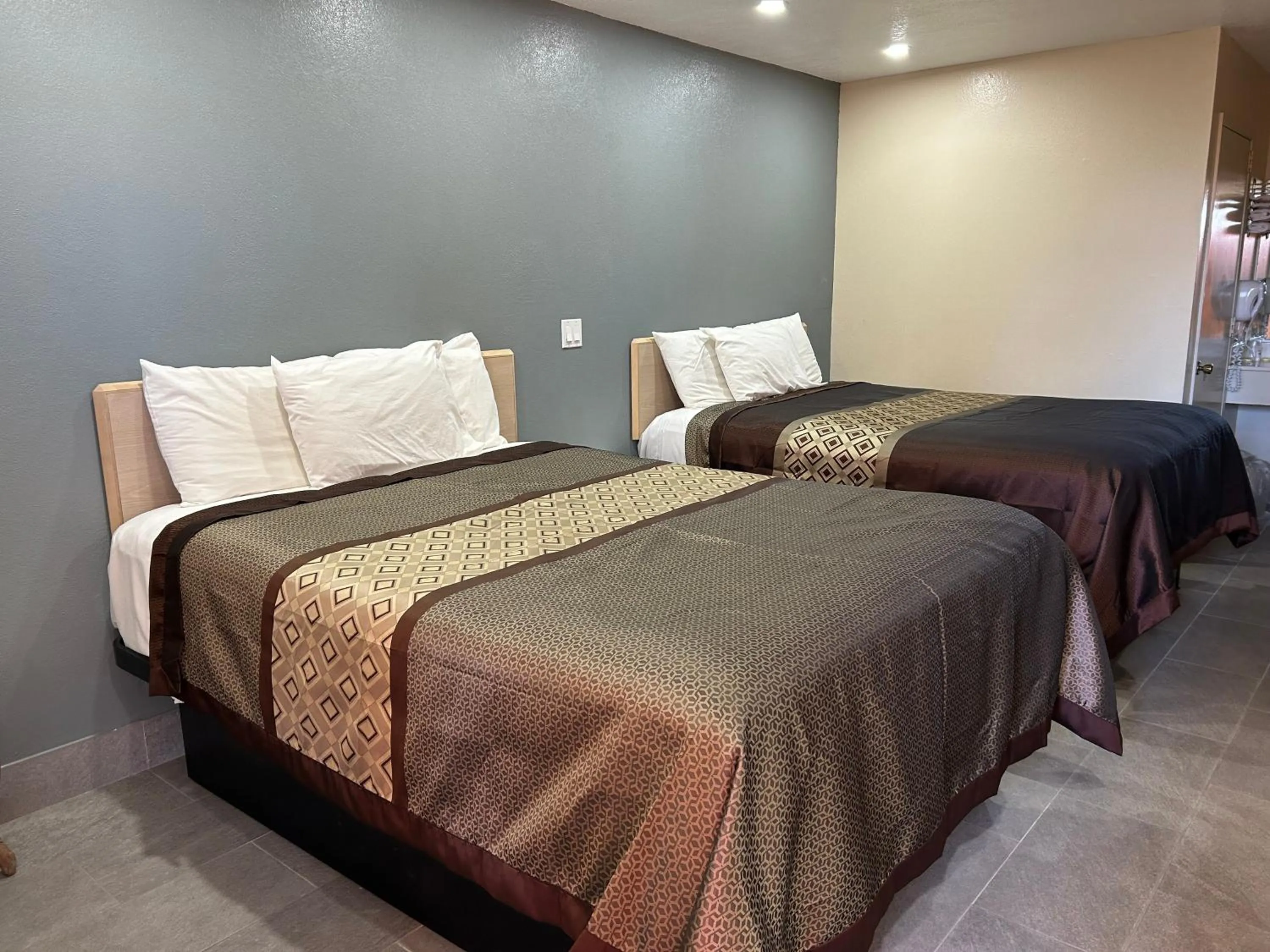 Queen Room with Two Queen Beds - Non-Smoking in California Inn Hotel and Suites Adelanto US 395