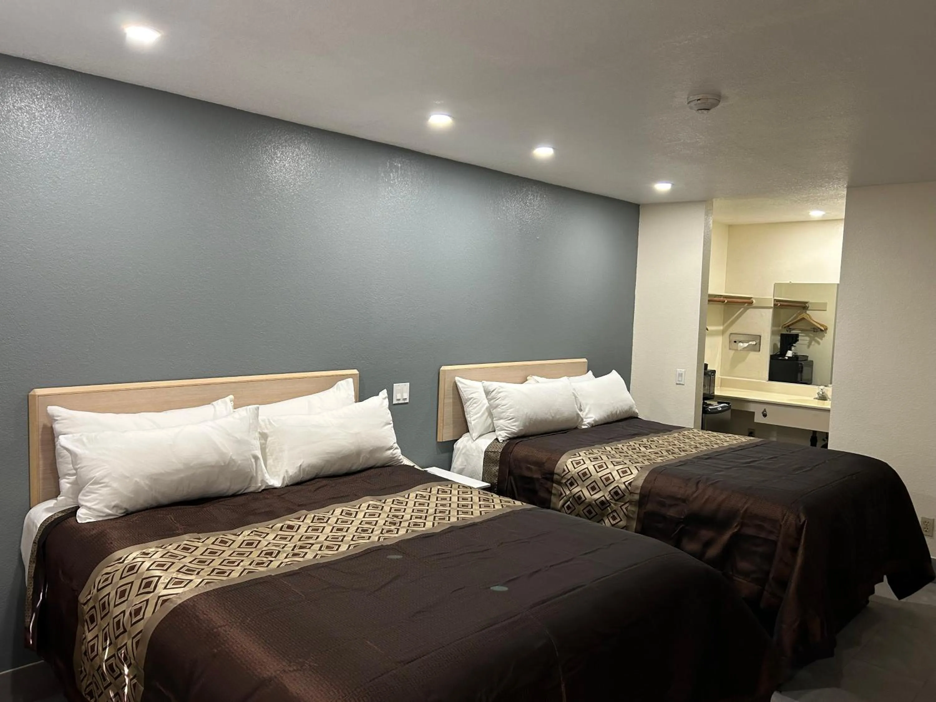 Queen Room with Two Queen Beds - Non-Smoking in California Inn Hotel and Suites Adelanto US 395