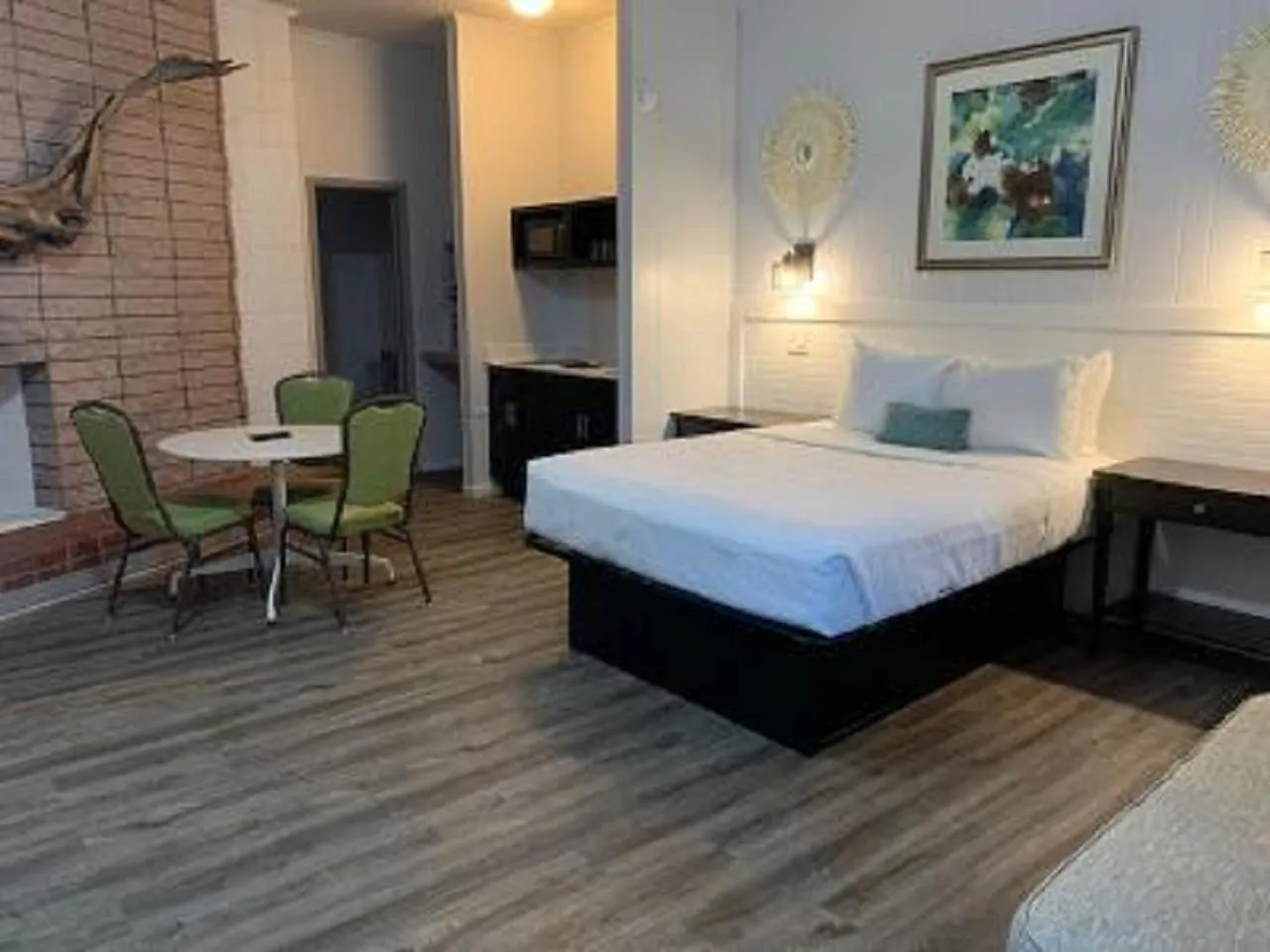 Poolside Pet-Friendly Efficiency with 1 King Bed in Outer Banks Motor Lodge