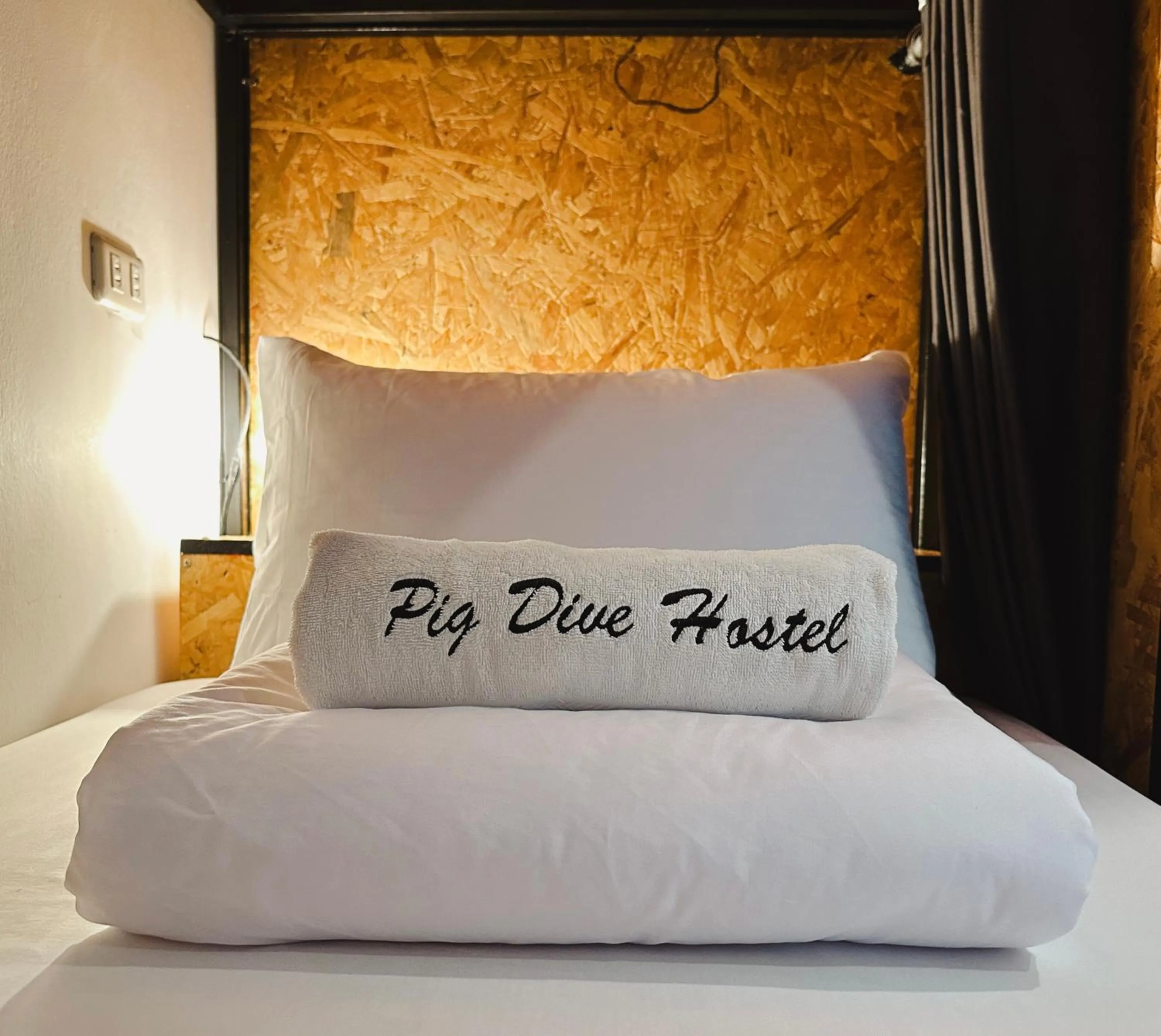 Bed in 4-Bed Mixed Dormitory Room in Pig Dive Hostel Moalboal