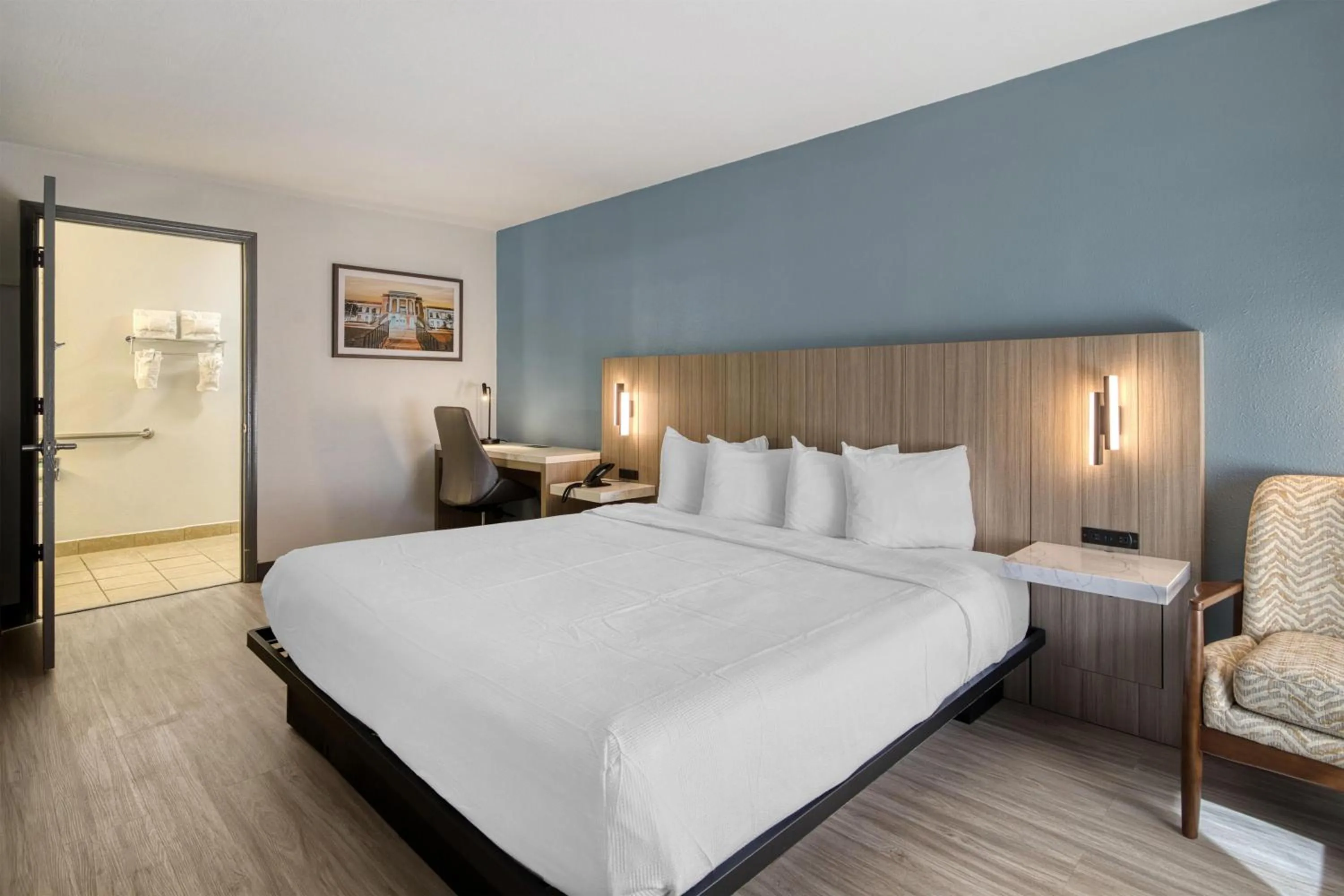 King Room with Roll-In Shower - Mobility Accessible in Best Western Of Walterboro