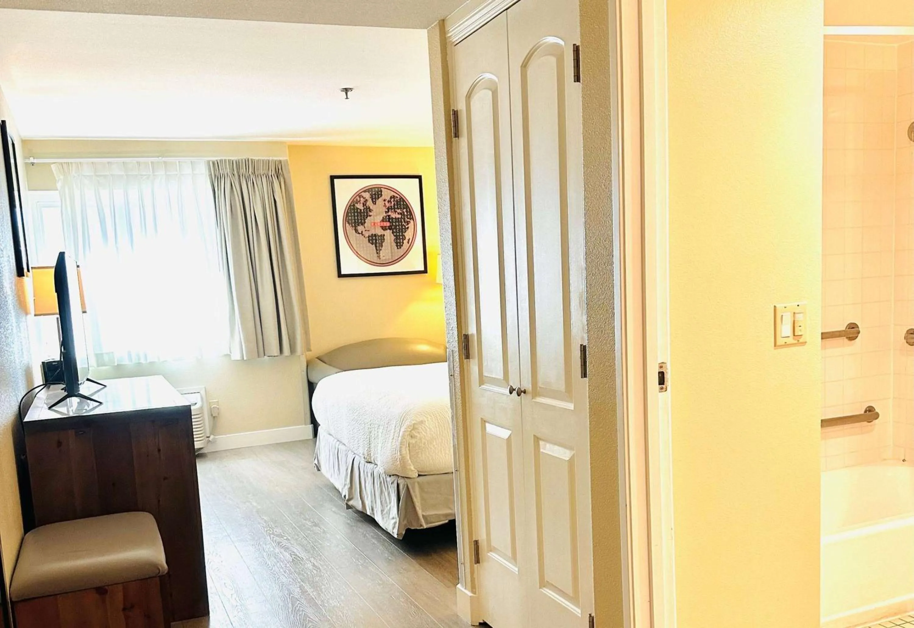 King Room - Disability Access - Non-Smoking in Ramada Plaza by Wyndham Garden Grove/Anaheim South