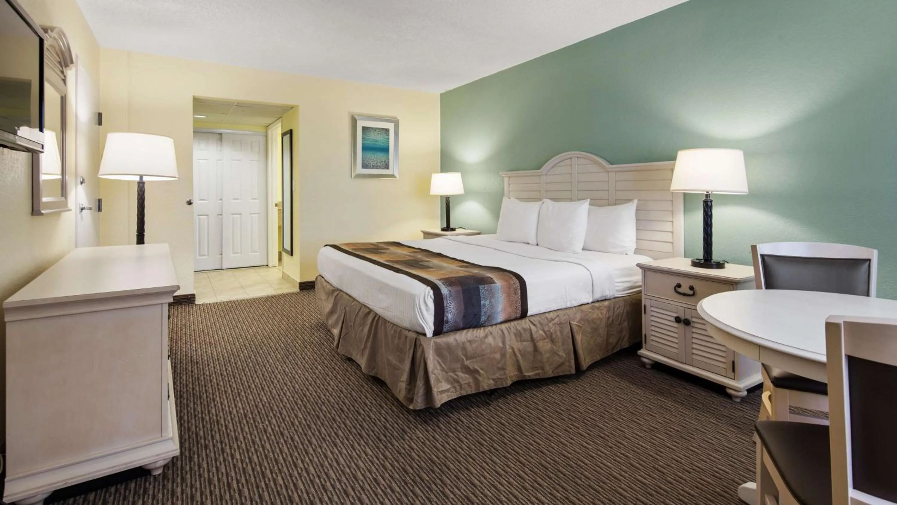 King Room with Roll-in Shower - Disability Access - Non-smoking in Best Western Gateway To The Keys - Florida City, Homestead, Everglades