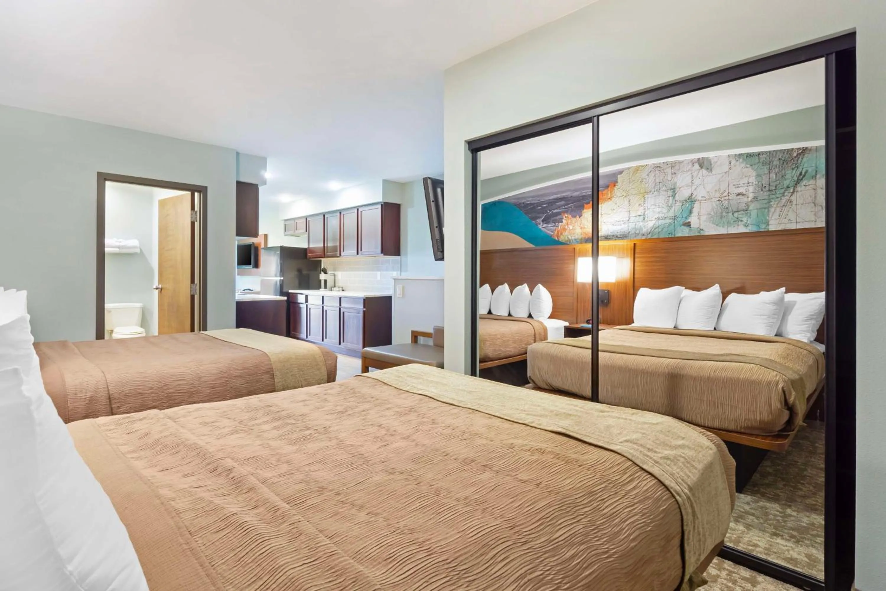 Queen Suite with Murphy Bed and Kitchen - Poolside in Best Western Plus Ahtanum Inn