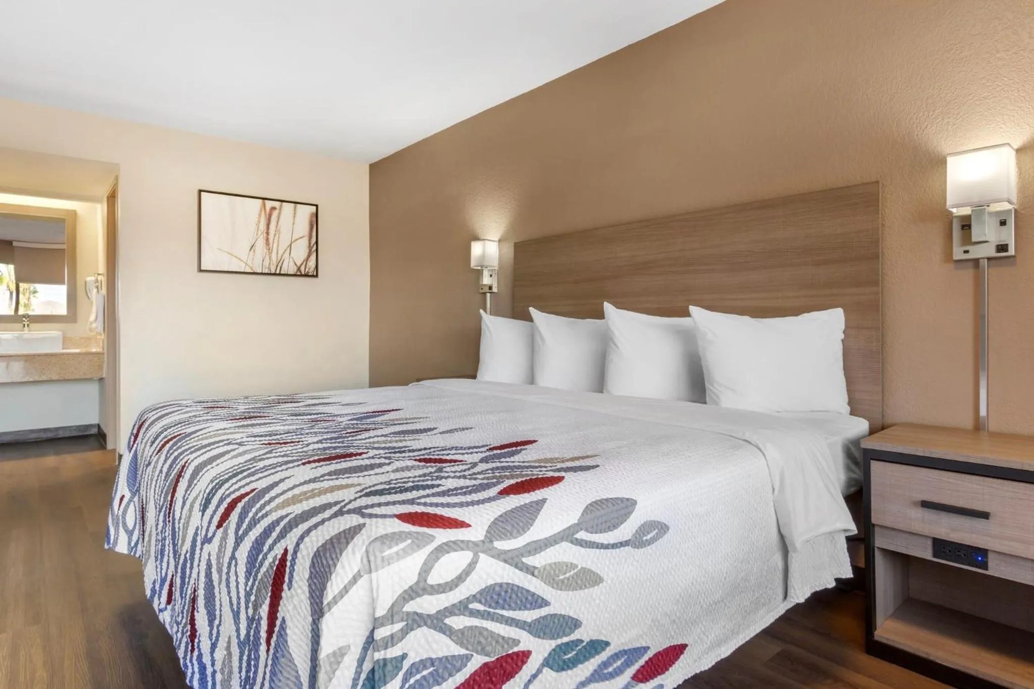 Deluxe King Room Smoke Free in Red Roof Inn Tucson South - Airport