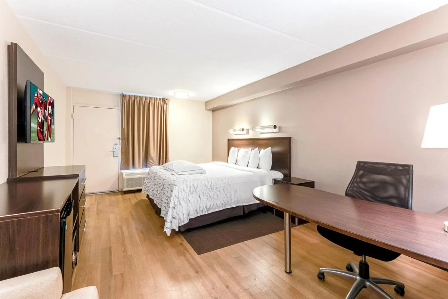 Premium King Room Smoke Free in Red Roof Inn PLUS+ Mt Pleasant - Patriots Point