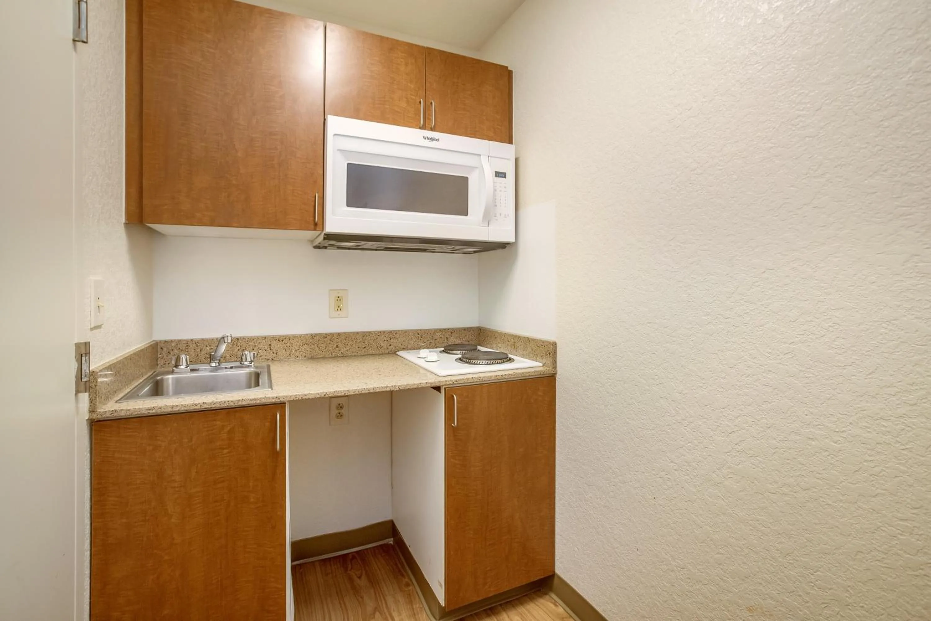 Studio with One Queen Bed Non-Smoking in HomeTowne Studios by Red Roof Philadelphia - Maple Shade, NJ