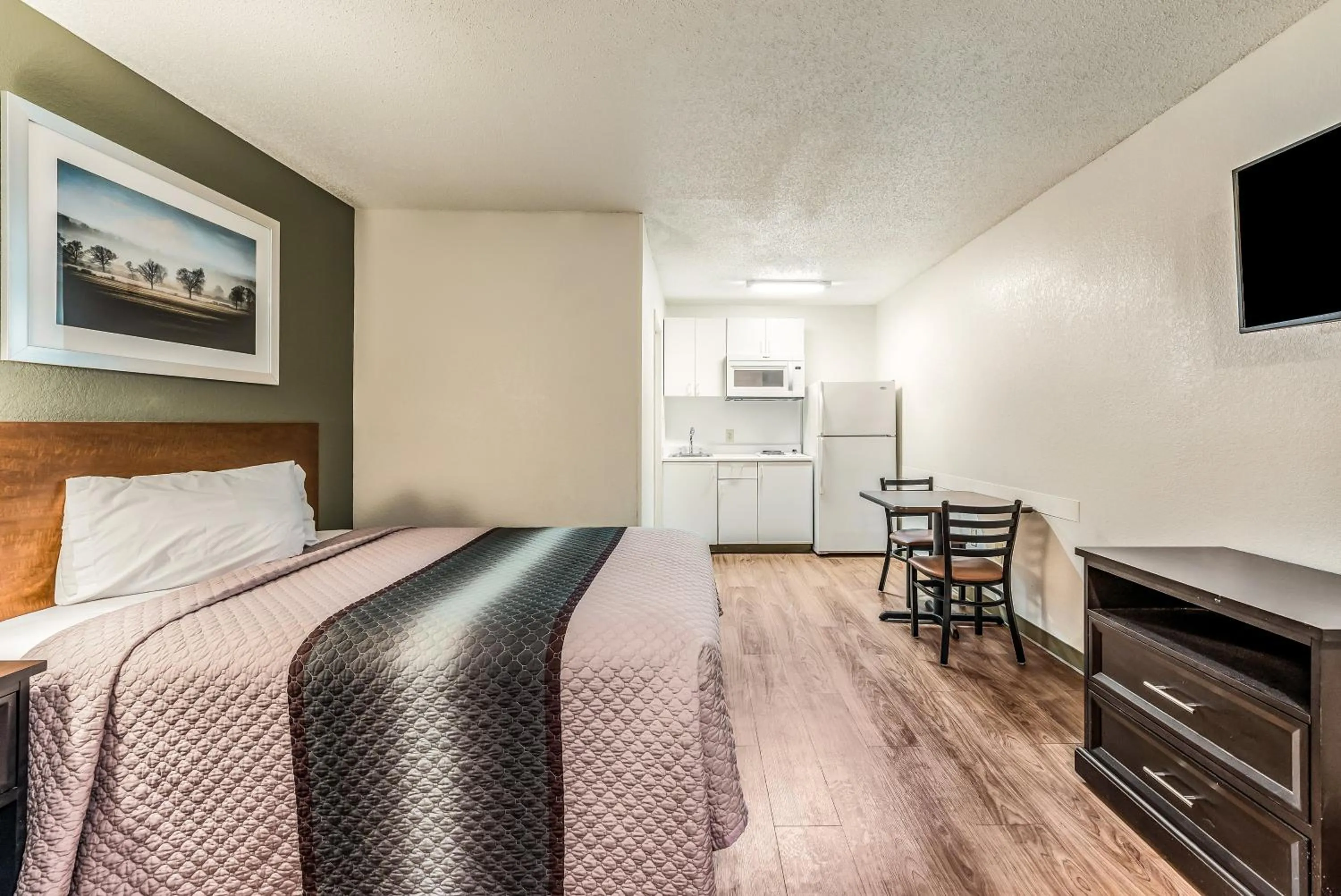 Studio Queen Room Non-Smoking in HomeTowne by Red Roof Studios Cincinnati - Sharonville