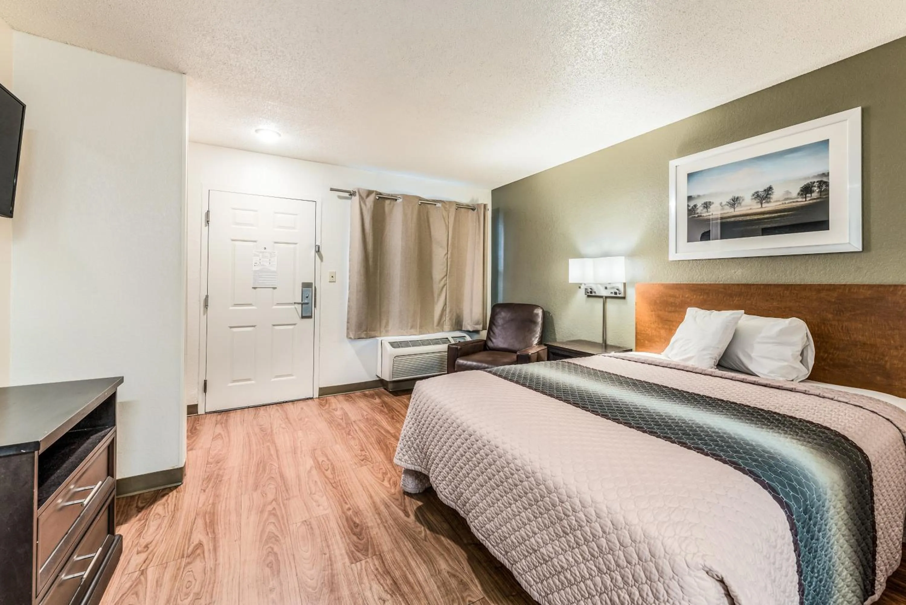 Studio Queen Room Accessible Non-Smoking in HomeTowne by Red Roof Studios Cincinnati - Sharonville