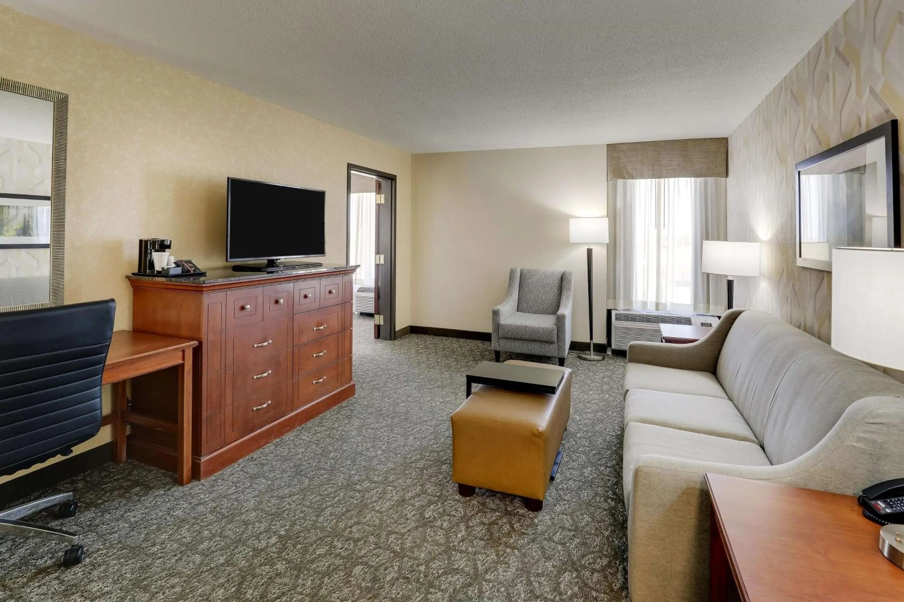 Deluxe King Suite in Drury Inn & Suites Marion