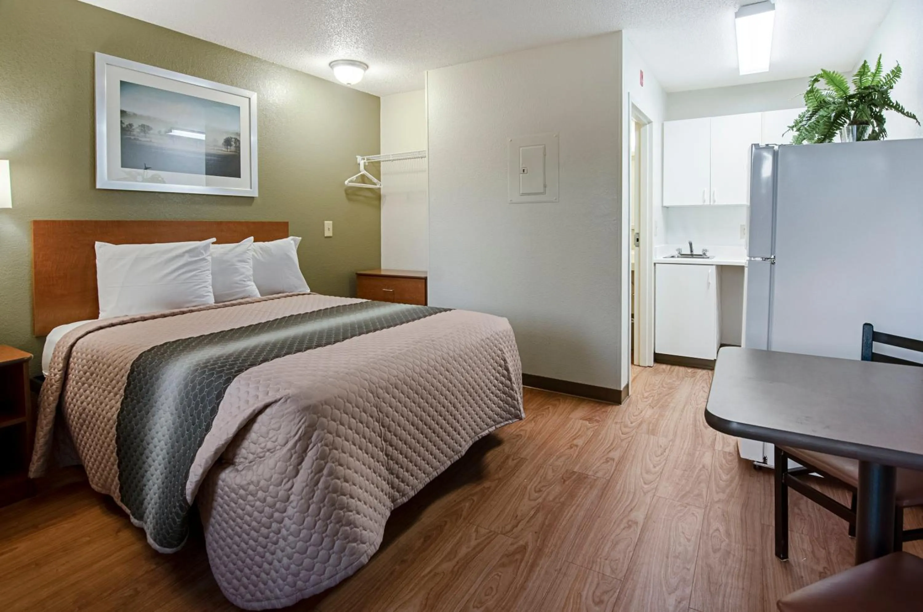 Studio Queen Room Non-Smoking in HomeTowne Studios by Red Roof Winston-Salem - University Pkwy