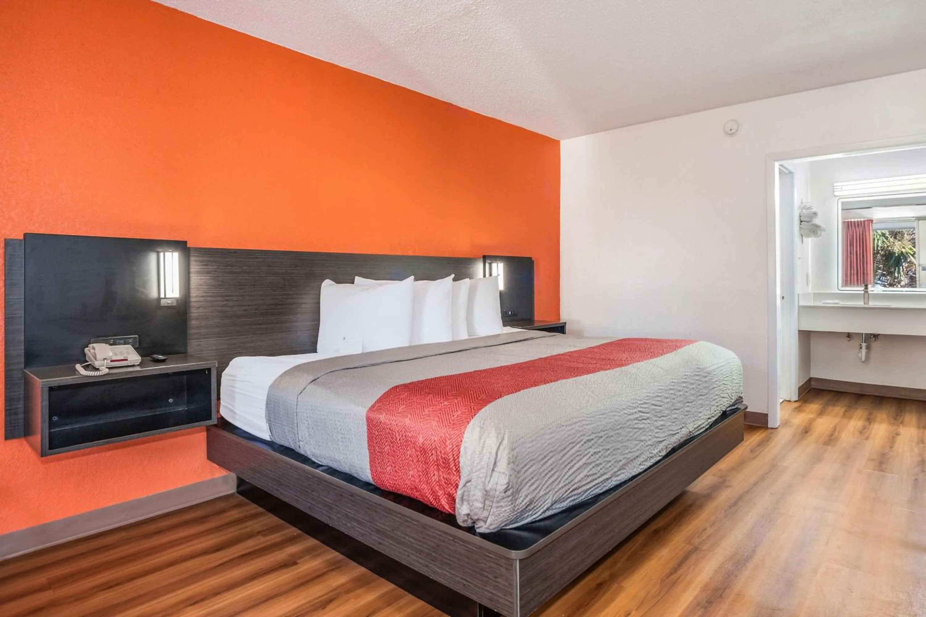 Deluxe King Room - Non-Smoking in Motel 6-Florence, SC