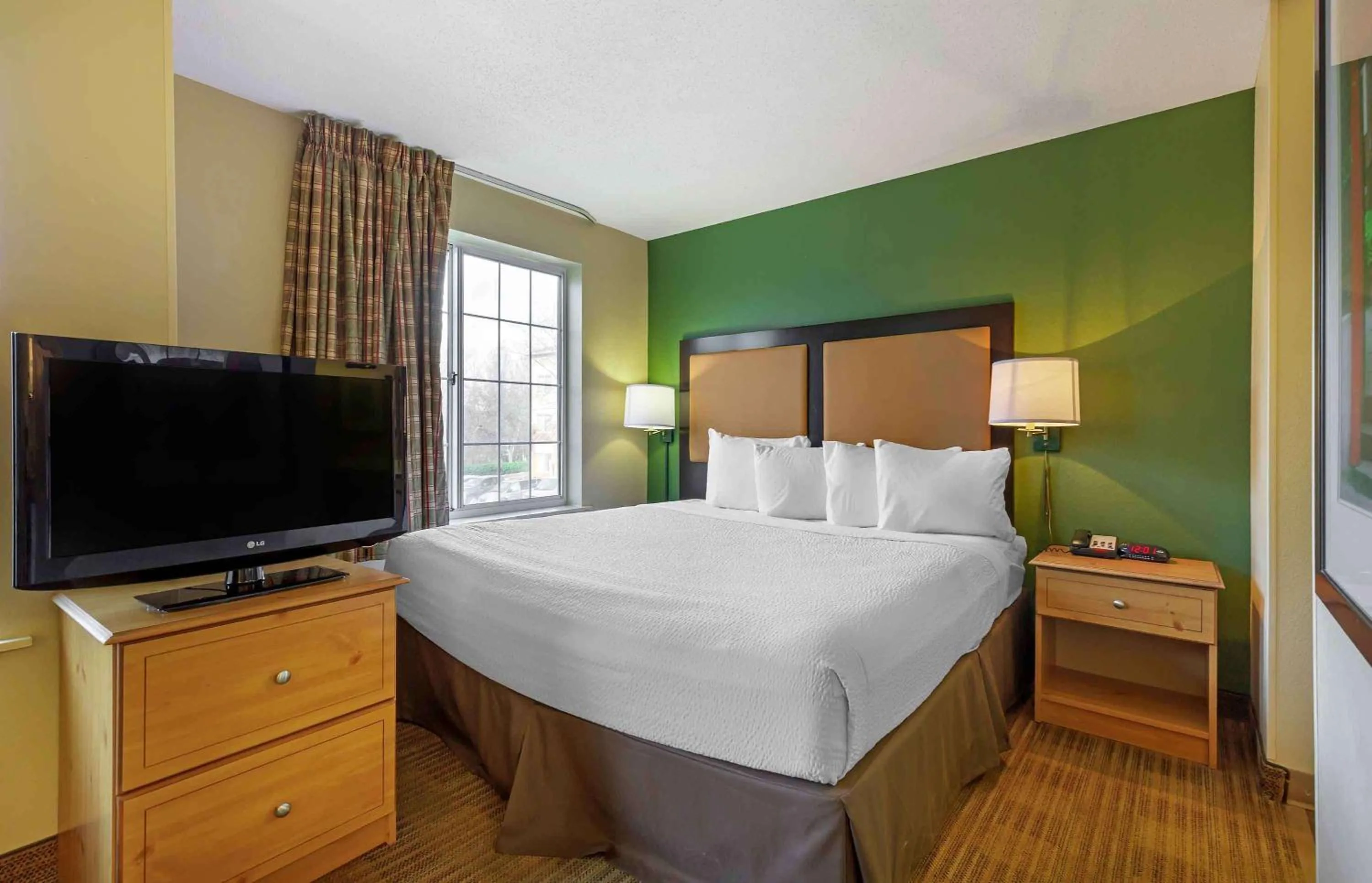 Deluxe Studio with 1 King Bed - Non-Smoking in Extended Stay America Suites - Washington, DC - Rockville