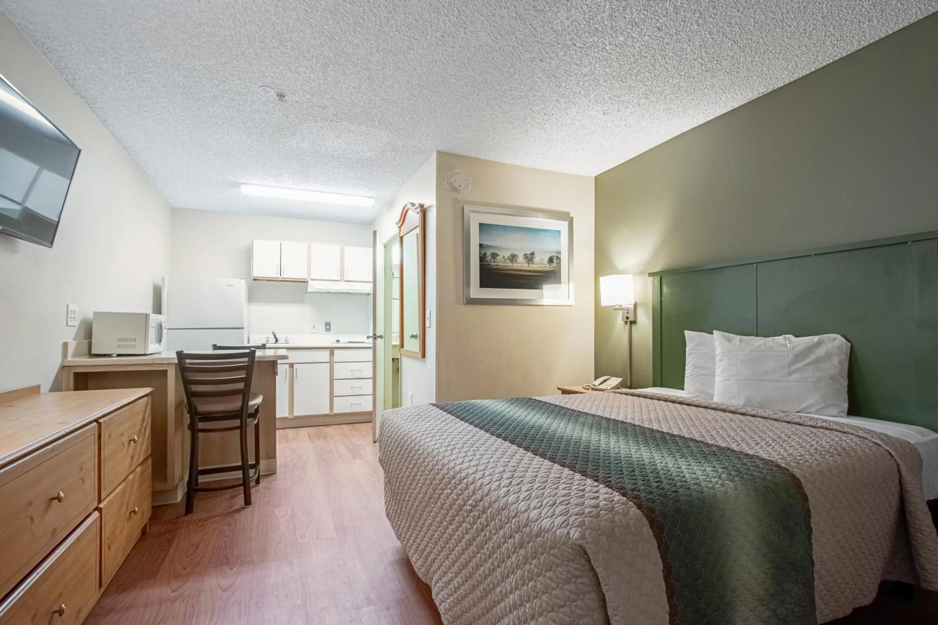 Studio Queen Room Non-Smoking  in HomeTowne Studios by Red Roof Phoenix - Dunlap Ave