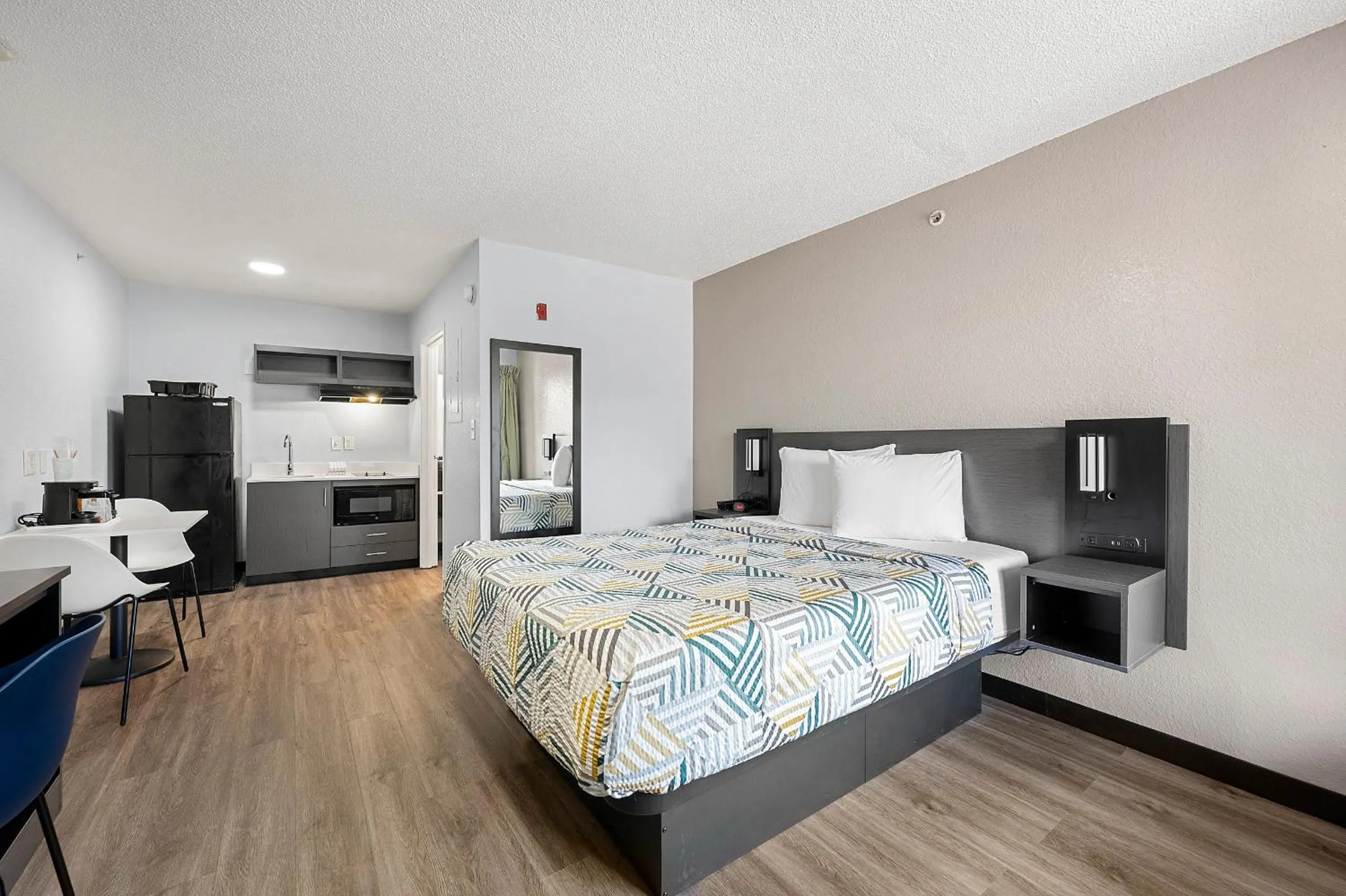 Queen Room - Non-Smoking in Studio 6-Roswell, GA - Atlanta