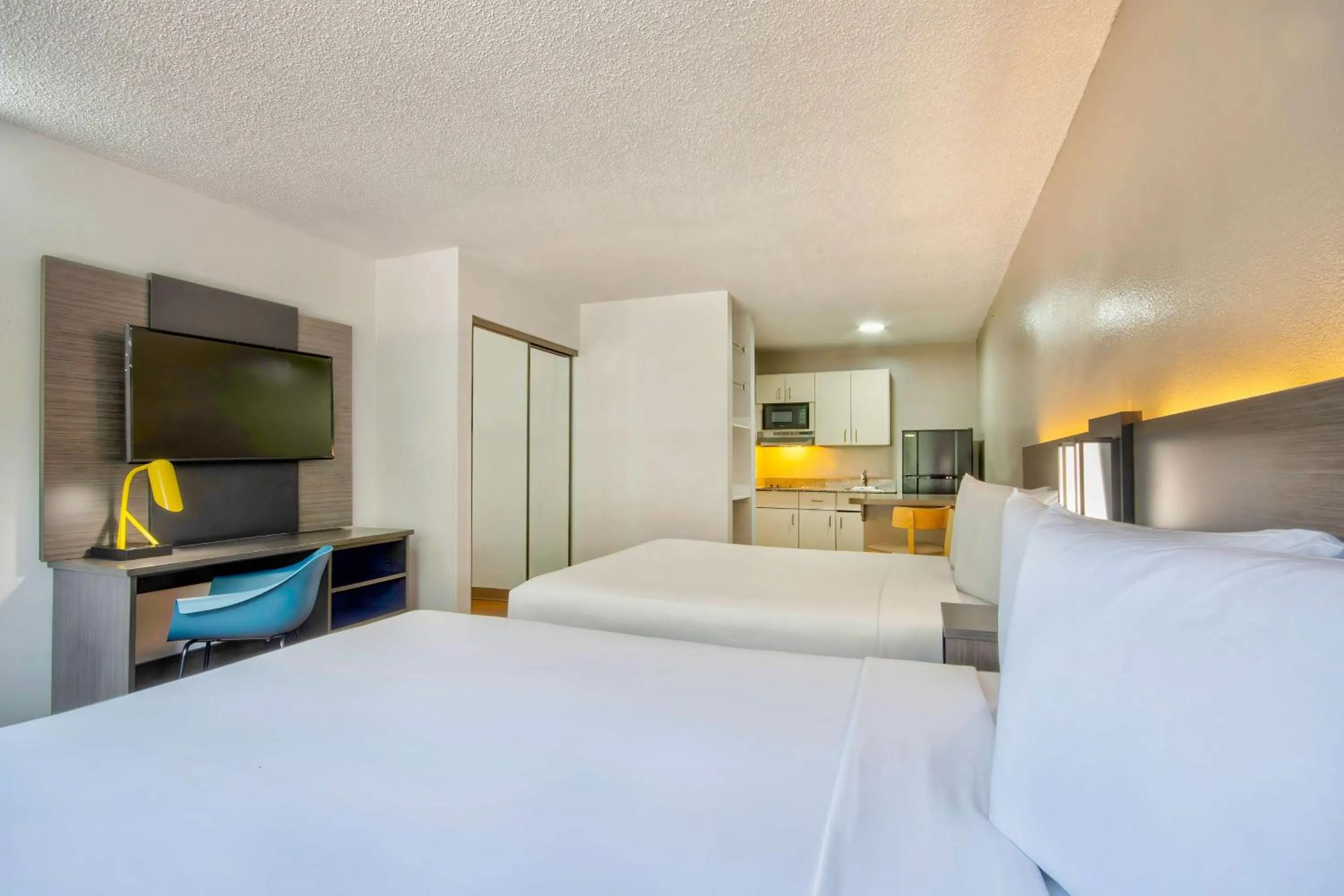 Quadruple Room - Disability Access in Studio 6-Austin, TX - Midtown