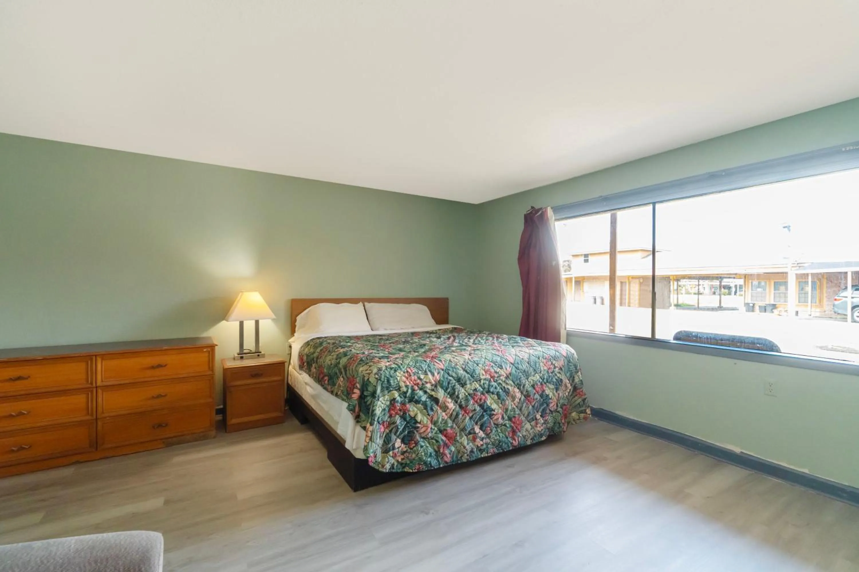 King Bed Non-Smoking in Capital O Parker Motel Clute Jackson Tx 332