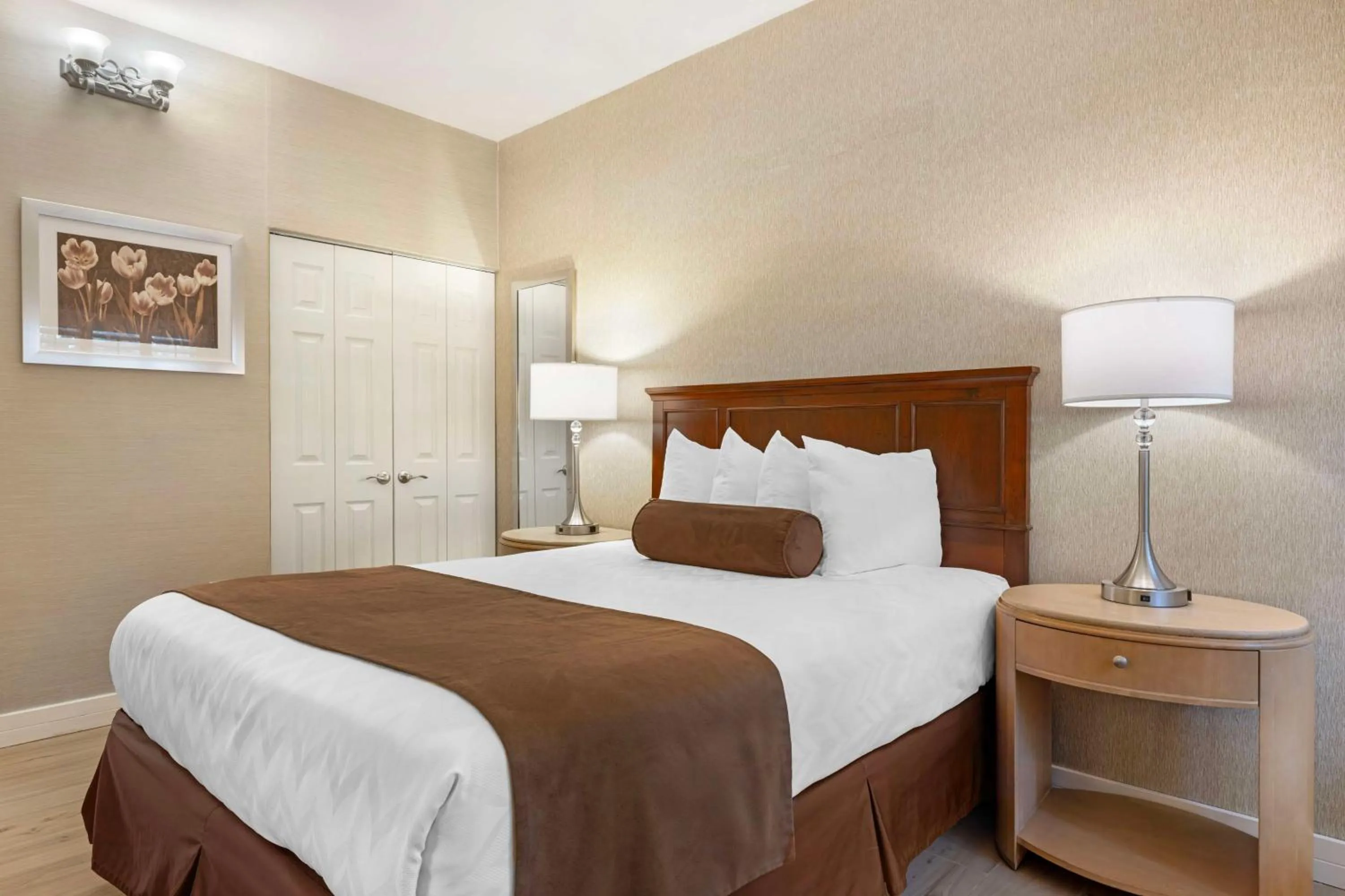 Queen Room with Roll-In Shower - Mobility Access/Communication Assistance in Best Western Downtown San Diego