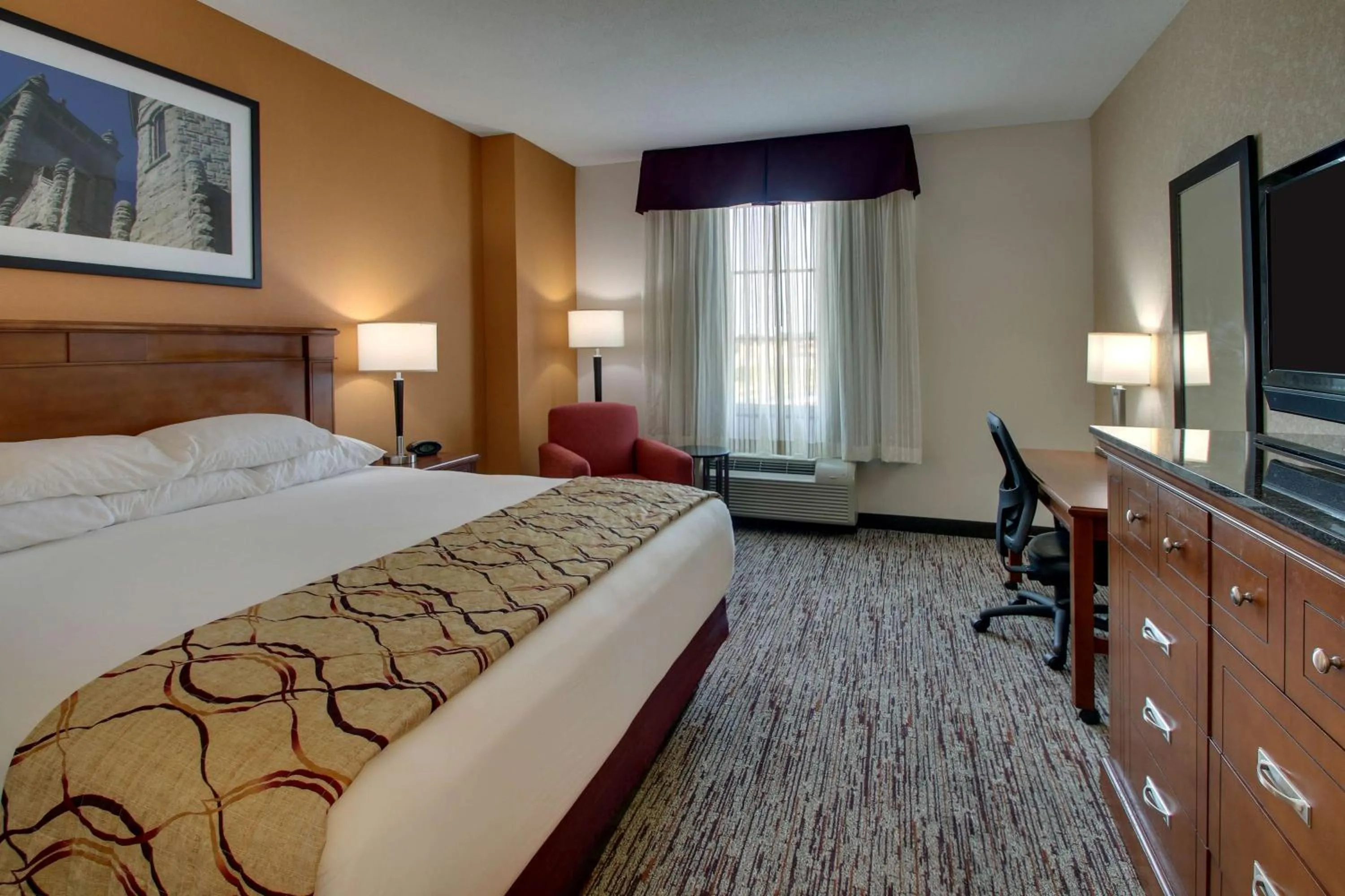 Upper Floor 1 King Bed Deluxe With a Jacuzzi   in Drury Inn & Suites Findlay