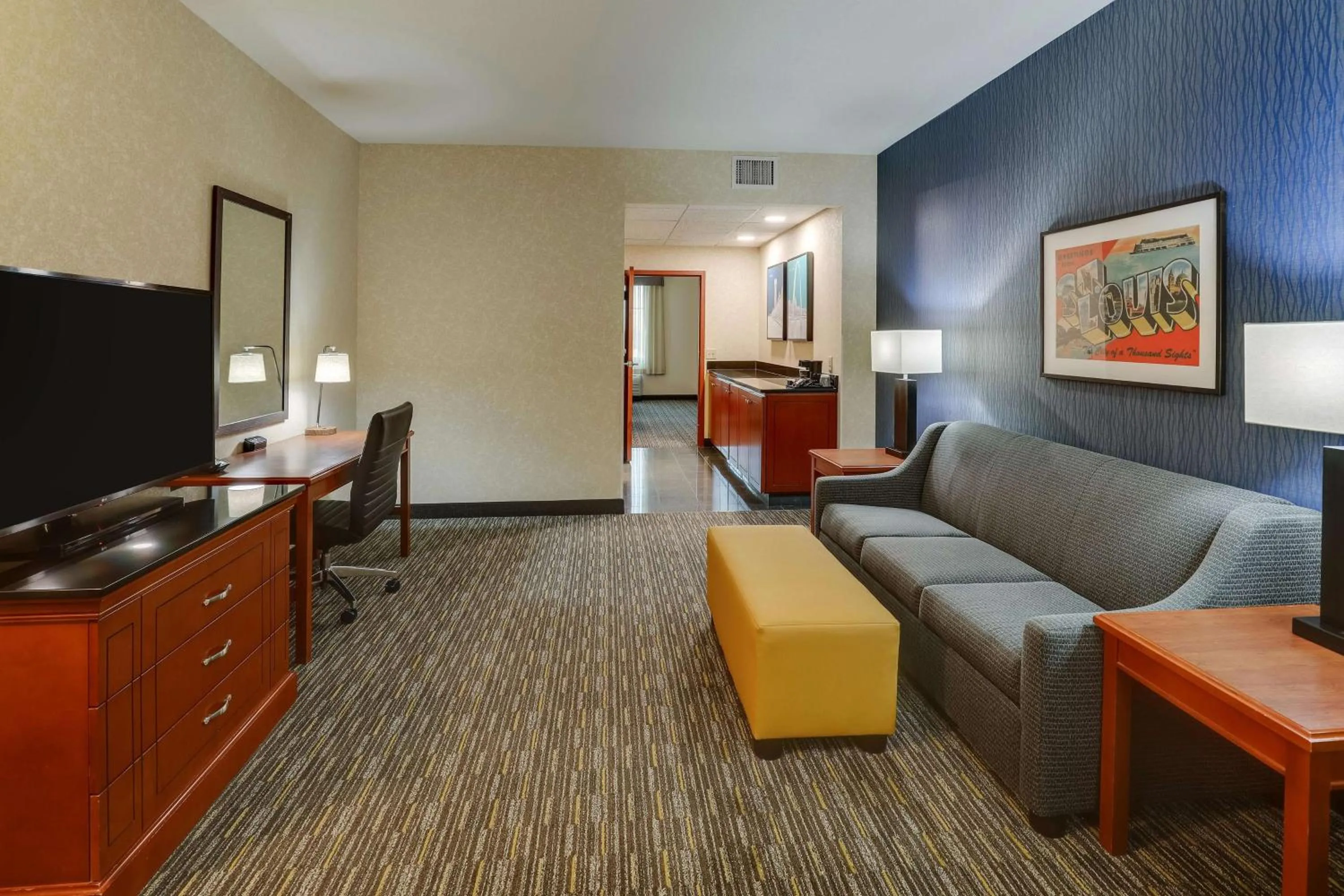 Deluxe Queen Suite with Sofa Bed in Drury Inn & Suites St. Louis Arnold