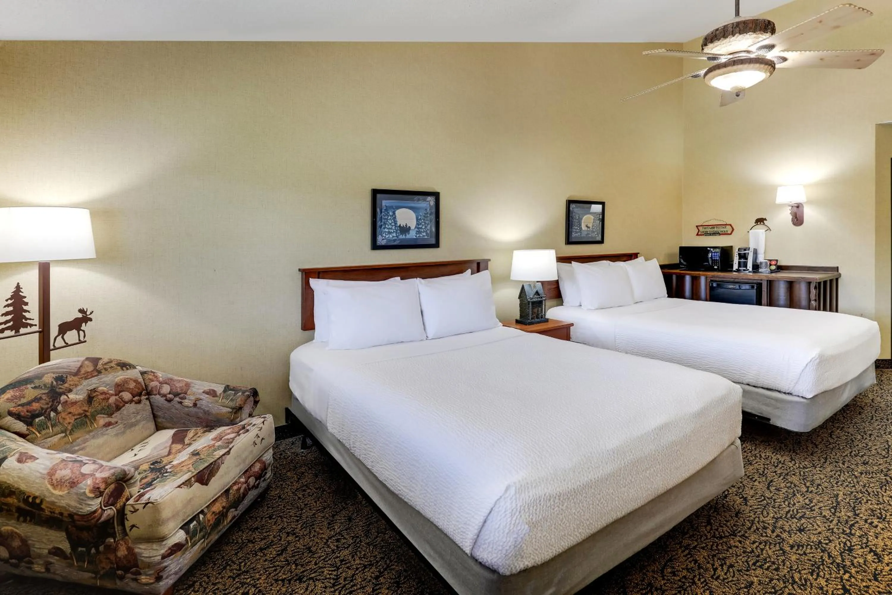 Deluxe Queen Room with Two Queen Beds in Stoney Creek Hotel La Crosse - Onalaska