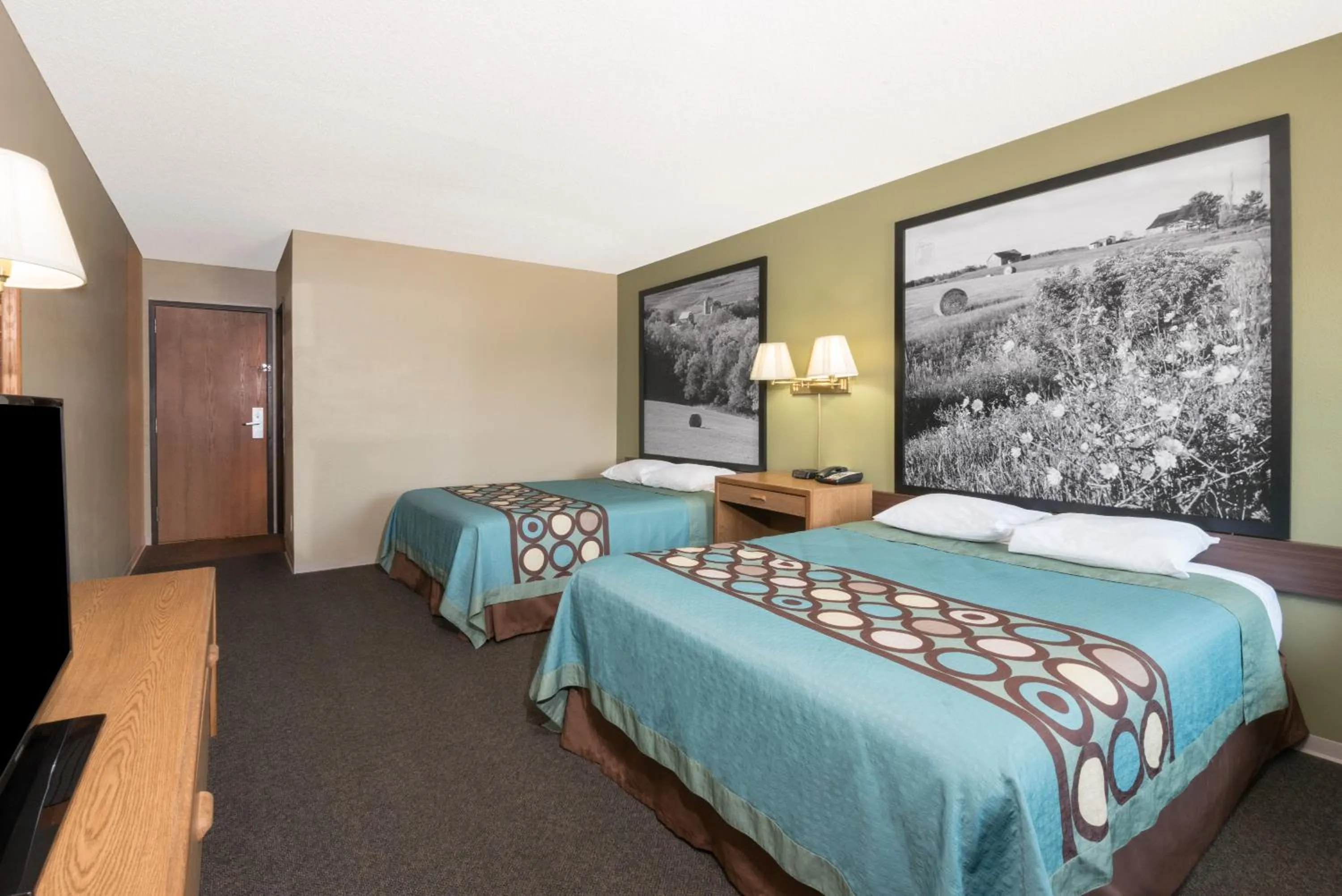 Queen Room with Two Queen Beds - Non-Smoking in Super 8 by Wyndham Milbank SD
