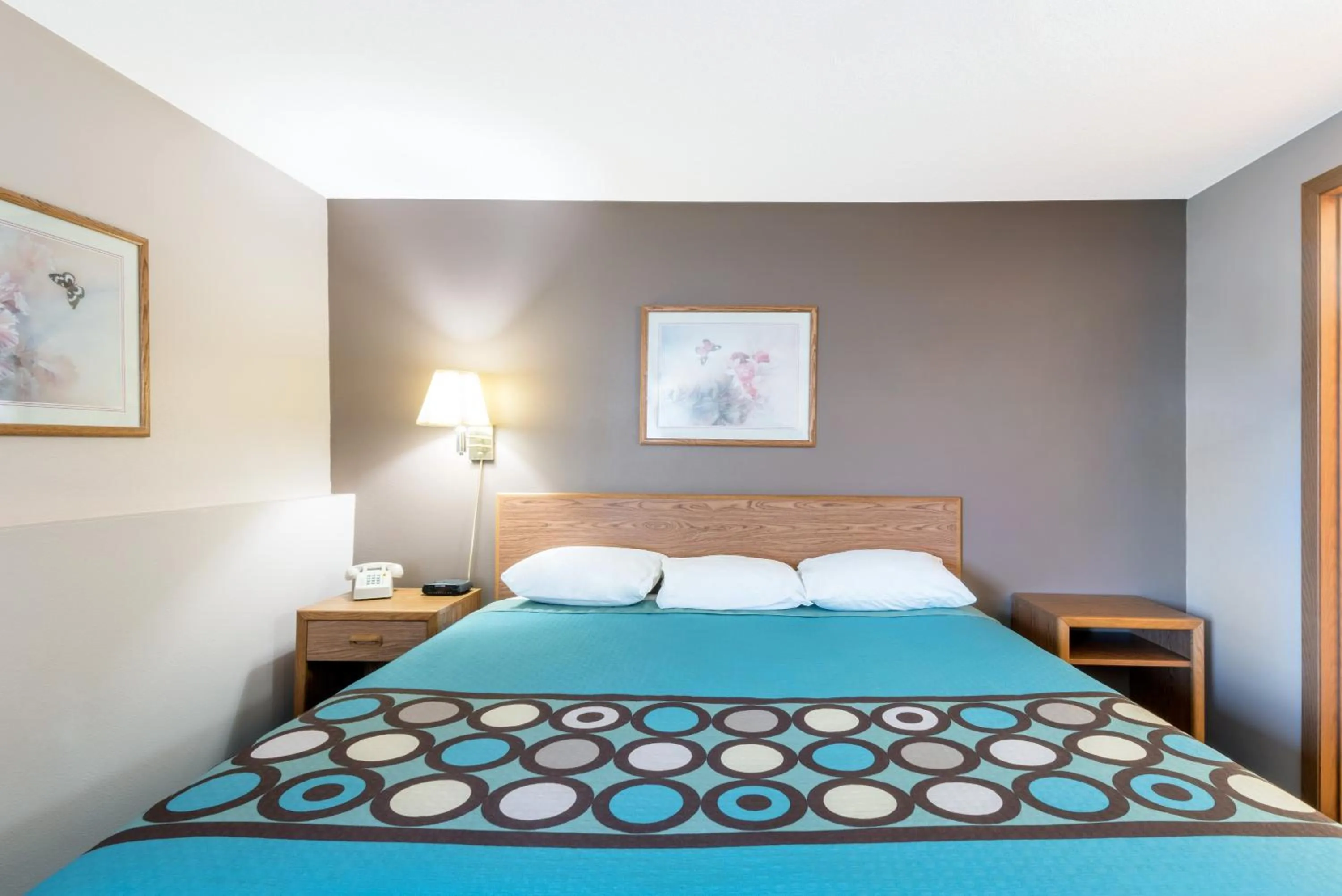 Queen Suite - Non-Smoking in Super 8 by Wyndham Milbank SD