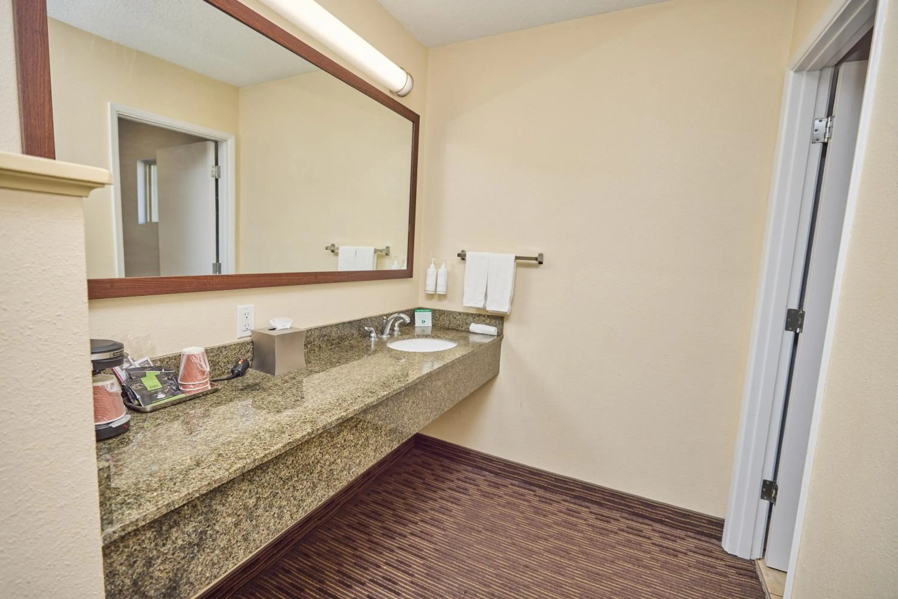 Queen Room with Two Queen Beds in Cimarron Inn Klamath Falls