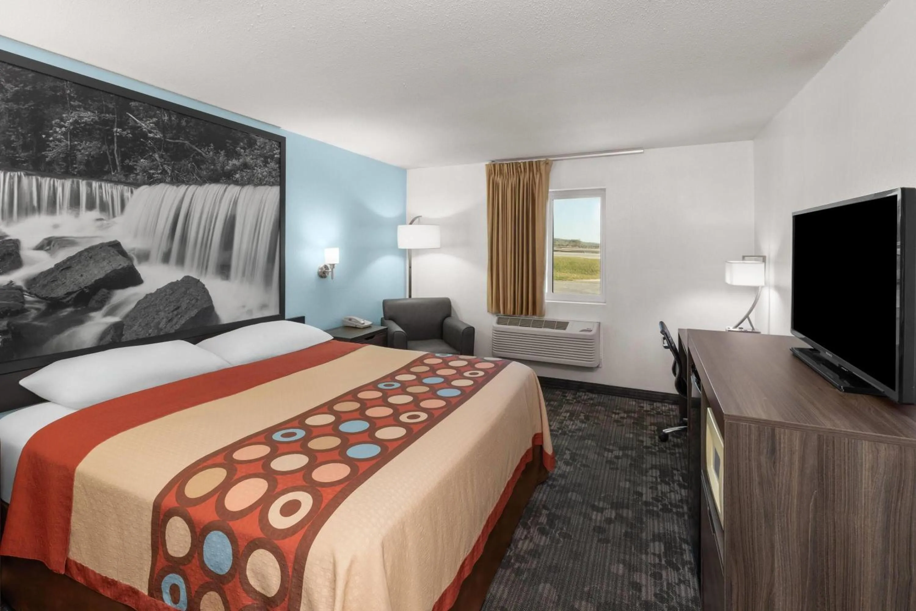 King Room - Non-Smoking in Super 8 by Wyndham Rock Port MO