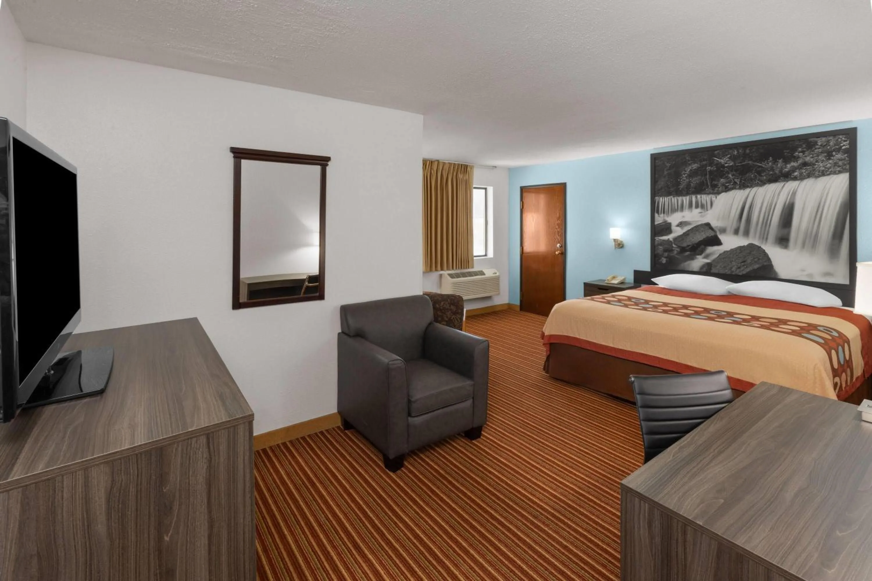 Deluxe King Suite in Super 8 by Wyndham Rock Port MO